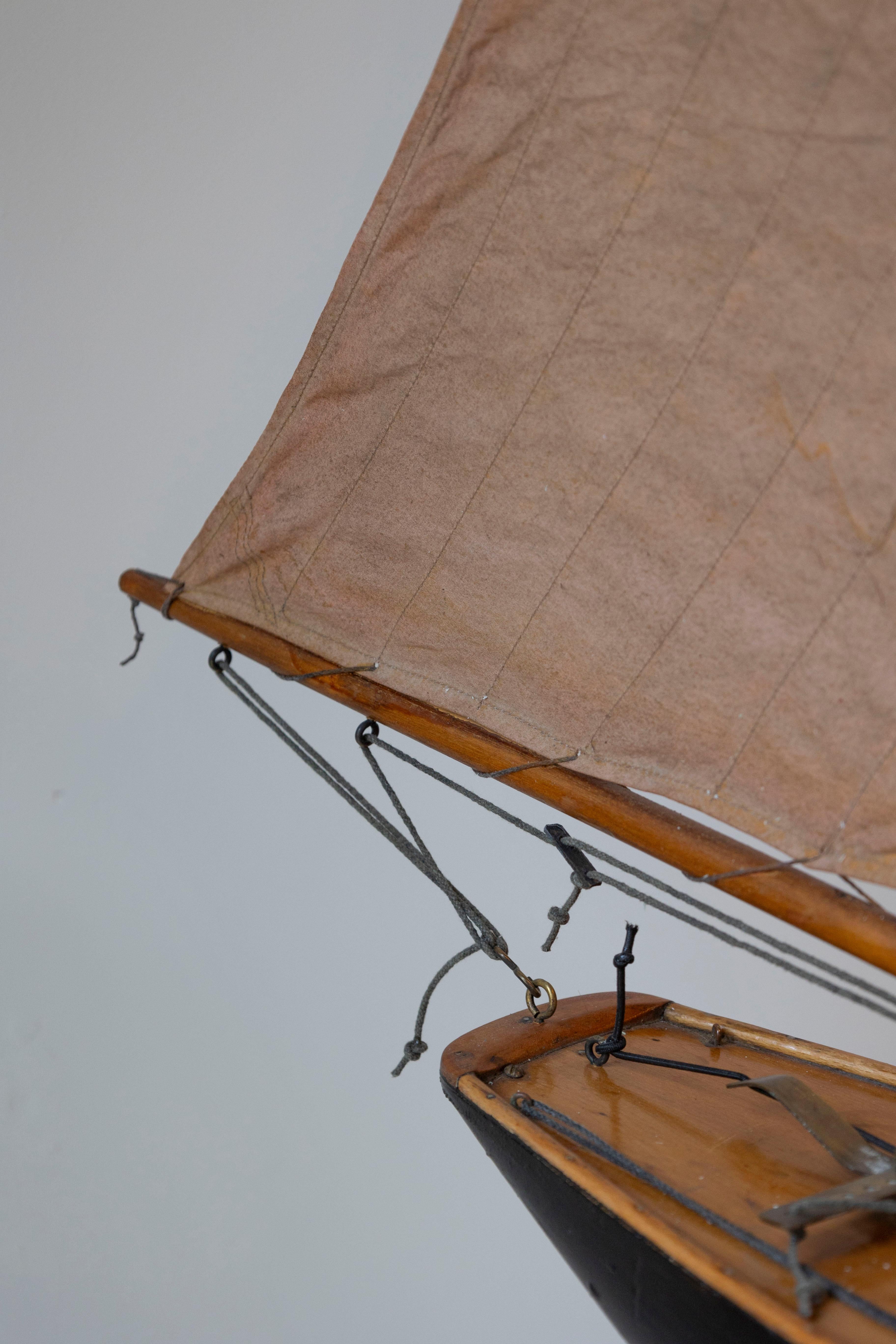 Anglais Gaff Cutter English 1920s Four Sail Pond Yacht on Stand with Solid Hull (yacht d'étang à quatre voiles anglais) en vente