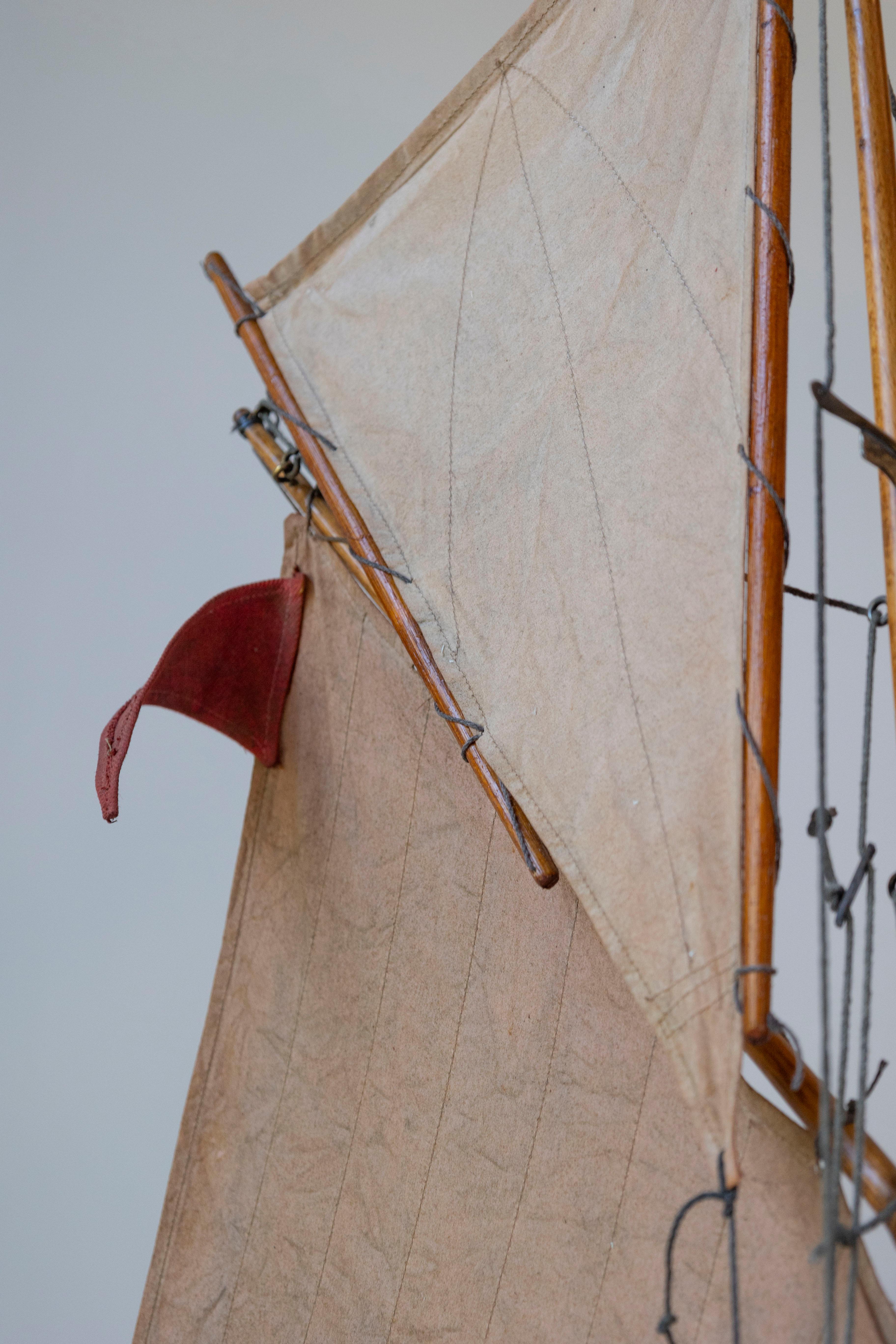 Gaff Cutter English 1920s Four Sail Pond Yacht on Stand with Solid Hull (yacht d'étang à quatre voiles anglais) Bon état - En vente à Atlanta, GA