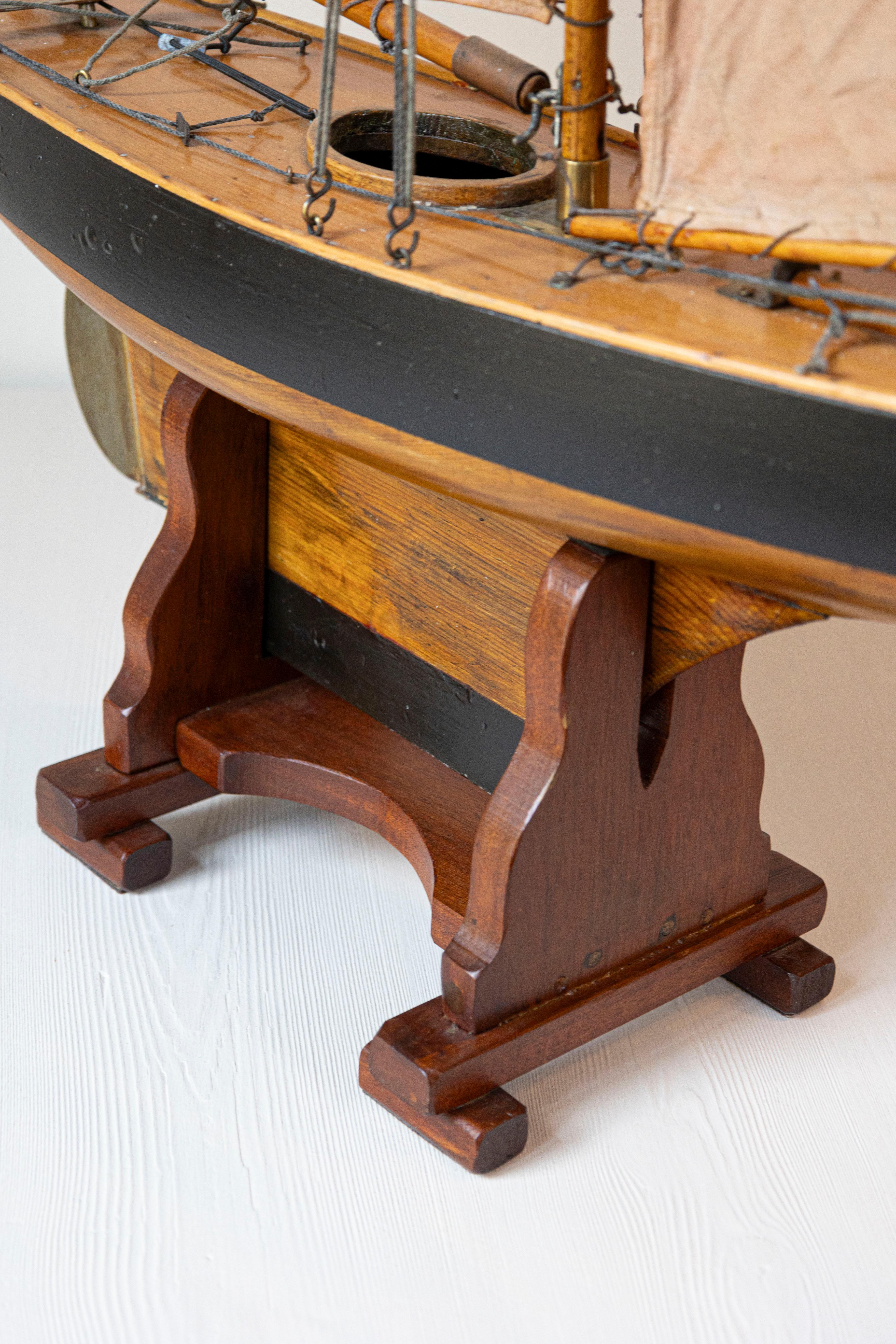 20ième siècle Gaff Cutter English 1920s Four Sail Pond Yacht on Stand with Solid Hull (yacht d'étang à quatre voiles anglais) en vente