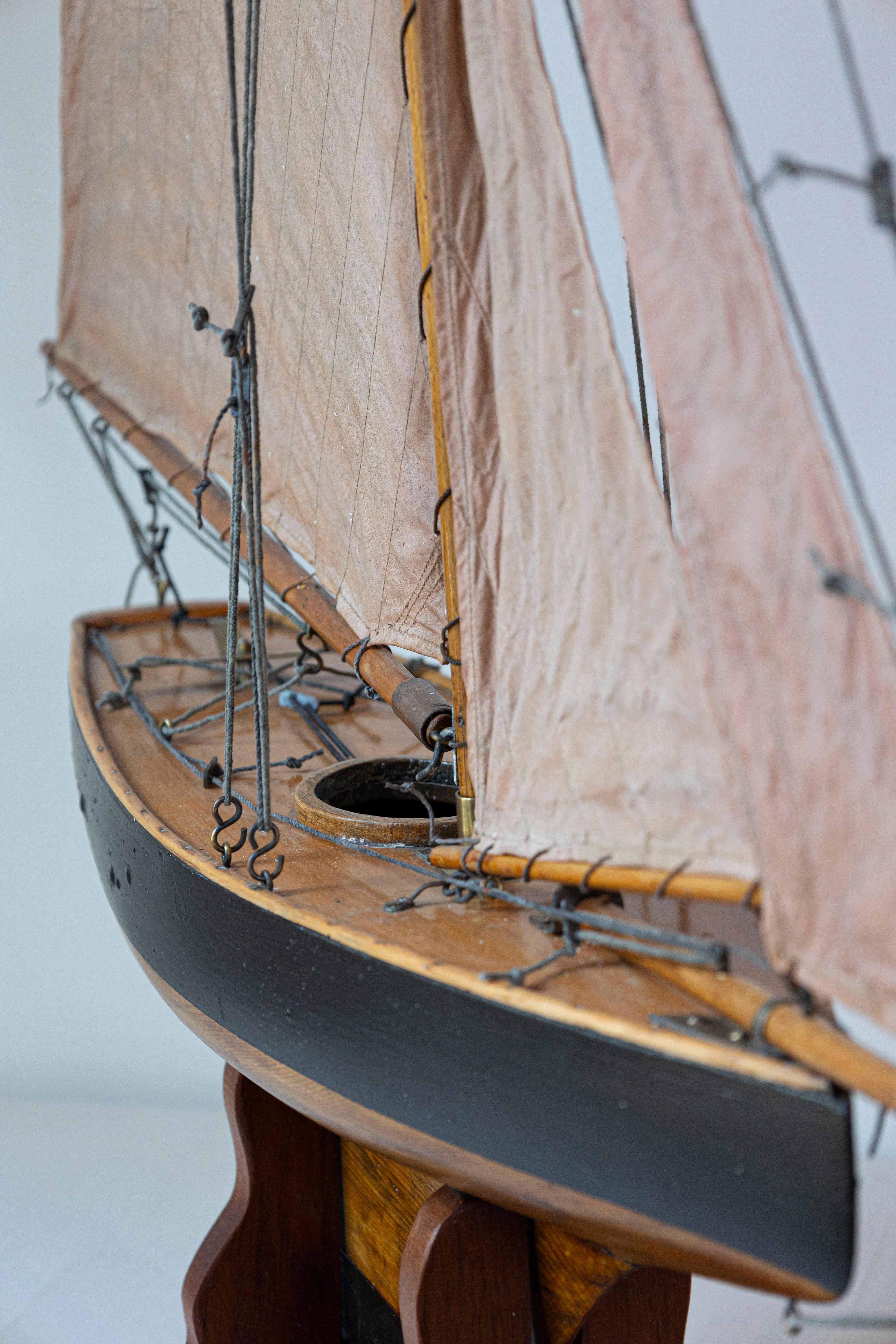 Laiton Gaff Cutter English 1920s Four Sail Pond Yacht on Stand with Solid Hull (yacht d'étang à quatre voiles anglais) en vente