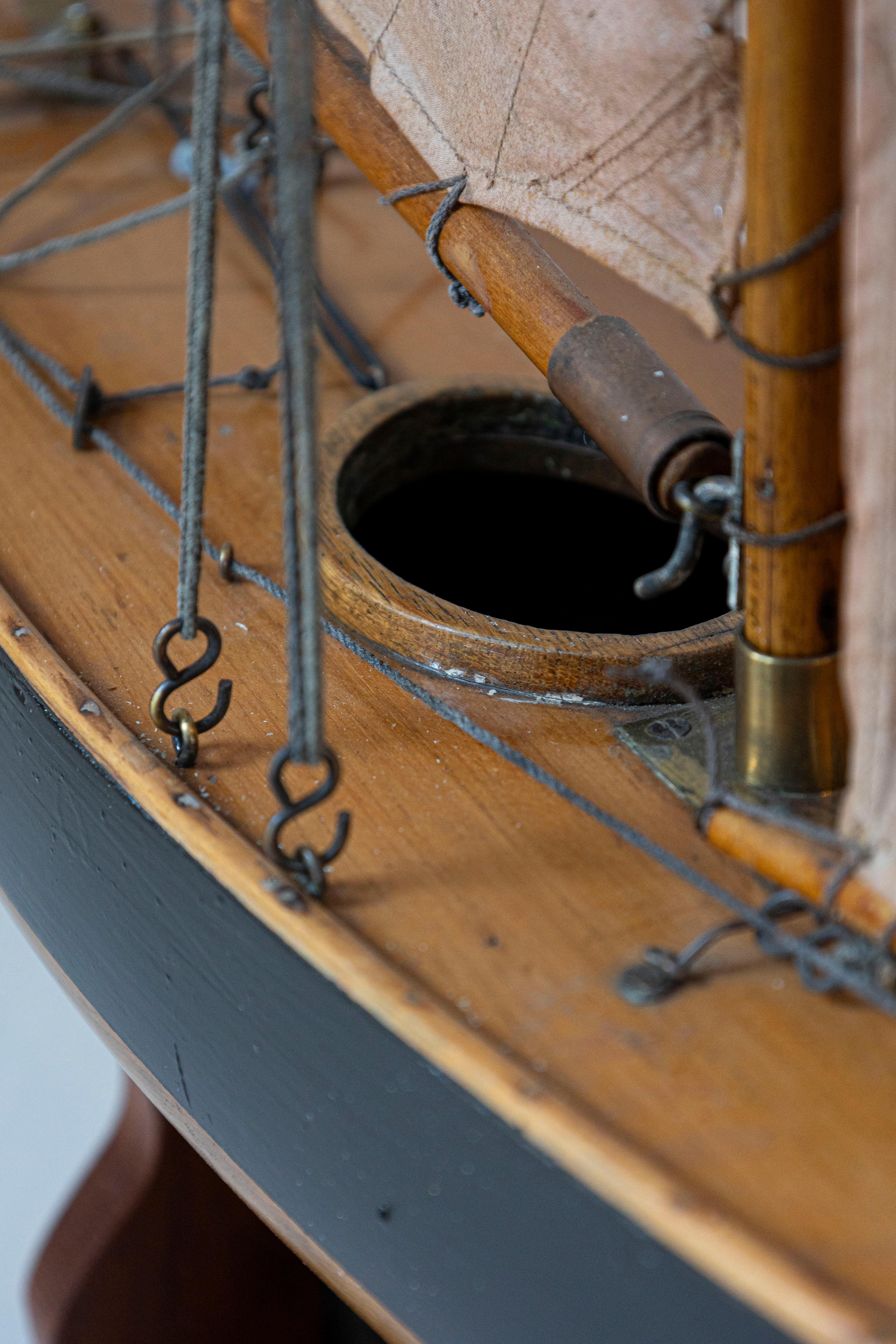 Gaff Cutter English 1920s Four Sail Pond Yacht on Stand with Solid Hull (yacht d'étang à quatre voiles anglais) en vente 1