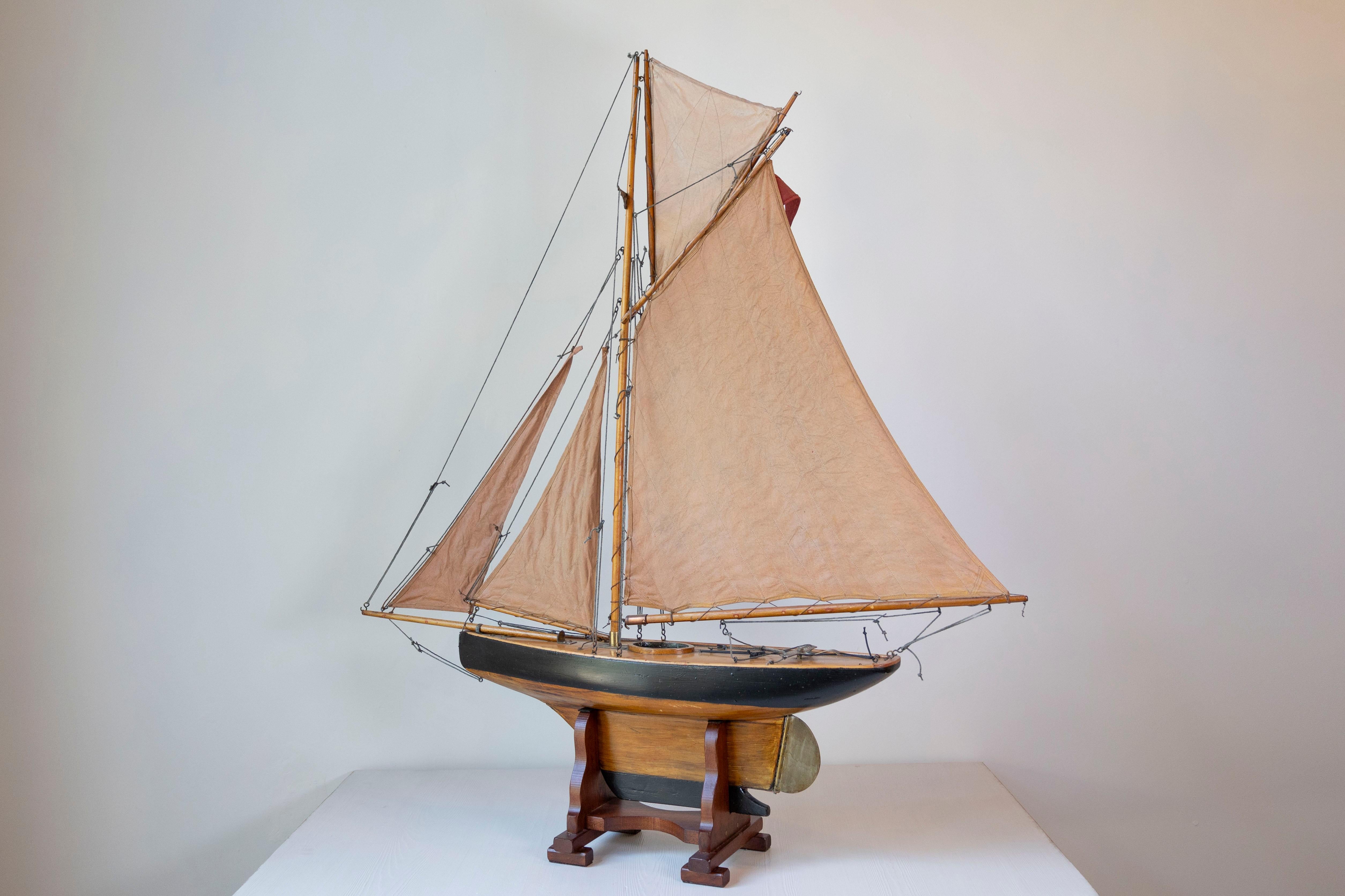 Gaff Cutter English 1920s Four Sail Pond Yacht on Stand with Solid Hull (yacht d'étang à quatre voiles anglais) en vente 3