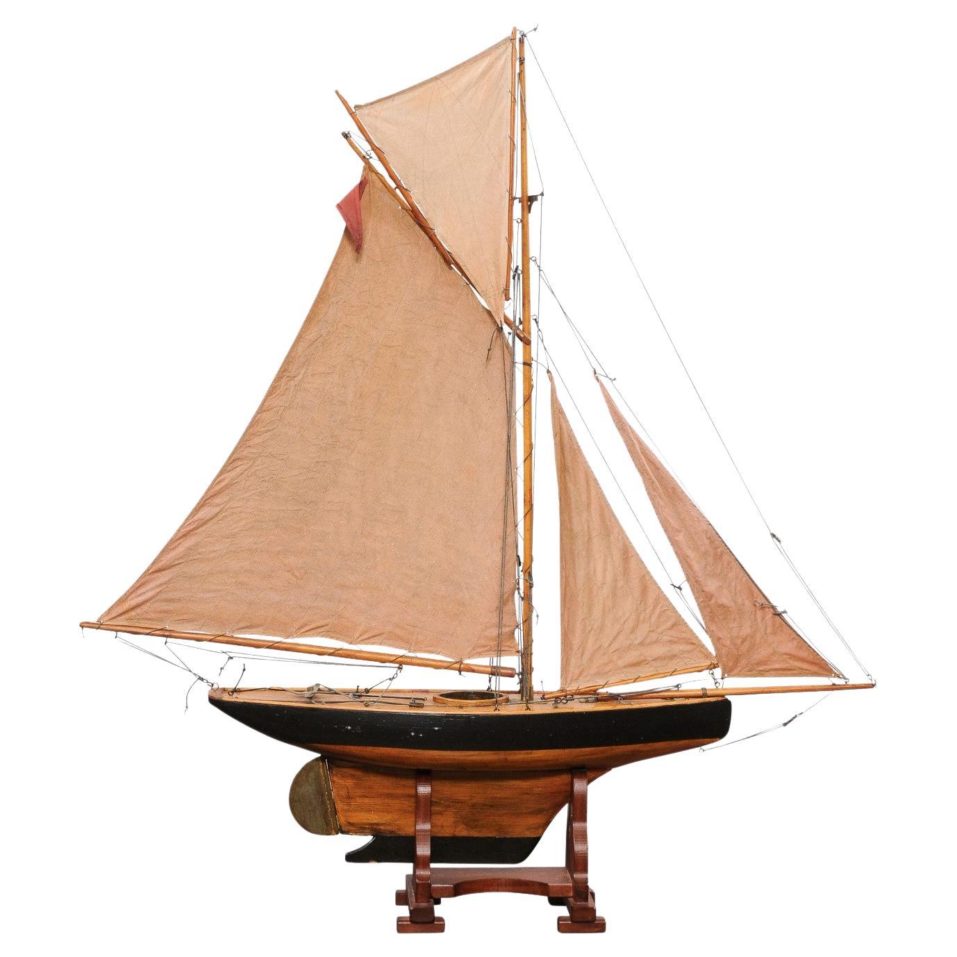 Gaff Cutter English 1920s Four Sail Pond Yacht on Stand with Solid Hull (yacht d'étang à quatre voiles anglais)