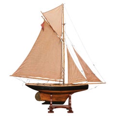 Gaff Cutter English 1920s Four Sail Pond Yacht on Stand with Solid Hull (yacht d'étang à quatre voiles anglais)