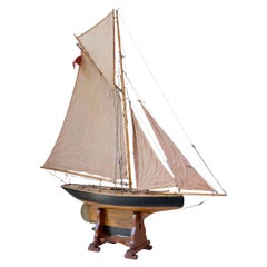 Gaff Cutter Yate inglés de cuatro velas para estanque de los años 20 sobre soporte con casco macizo