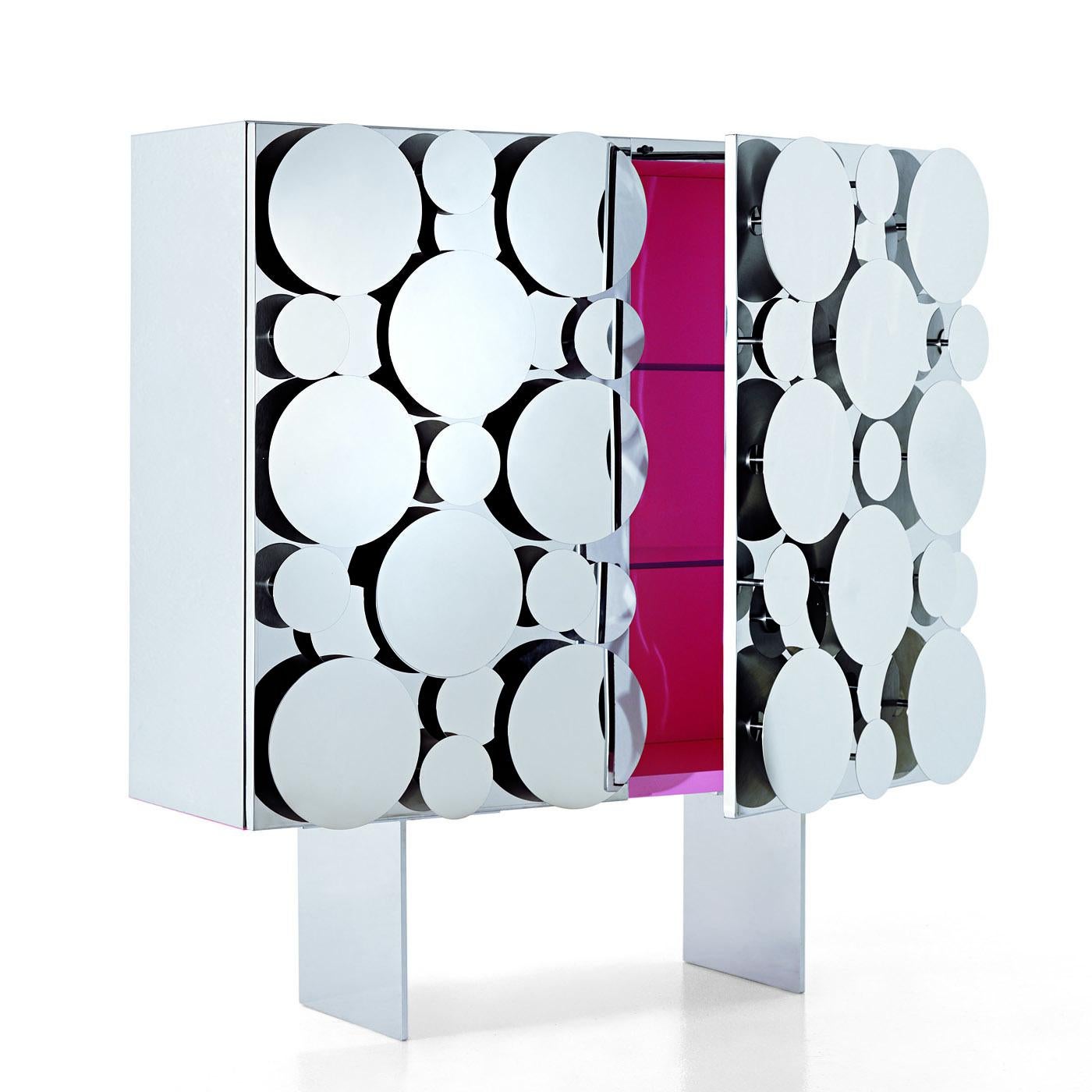 This striking pantry is made of an especially resistant combination of wood fibers and resin pressed at a high temperature. It is finished in pink lacquer and it features a cabinet with two crystal shelves inside. The structure is in stainless steel