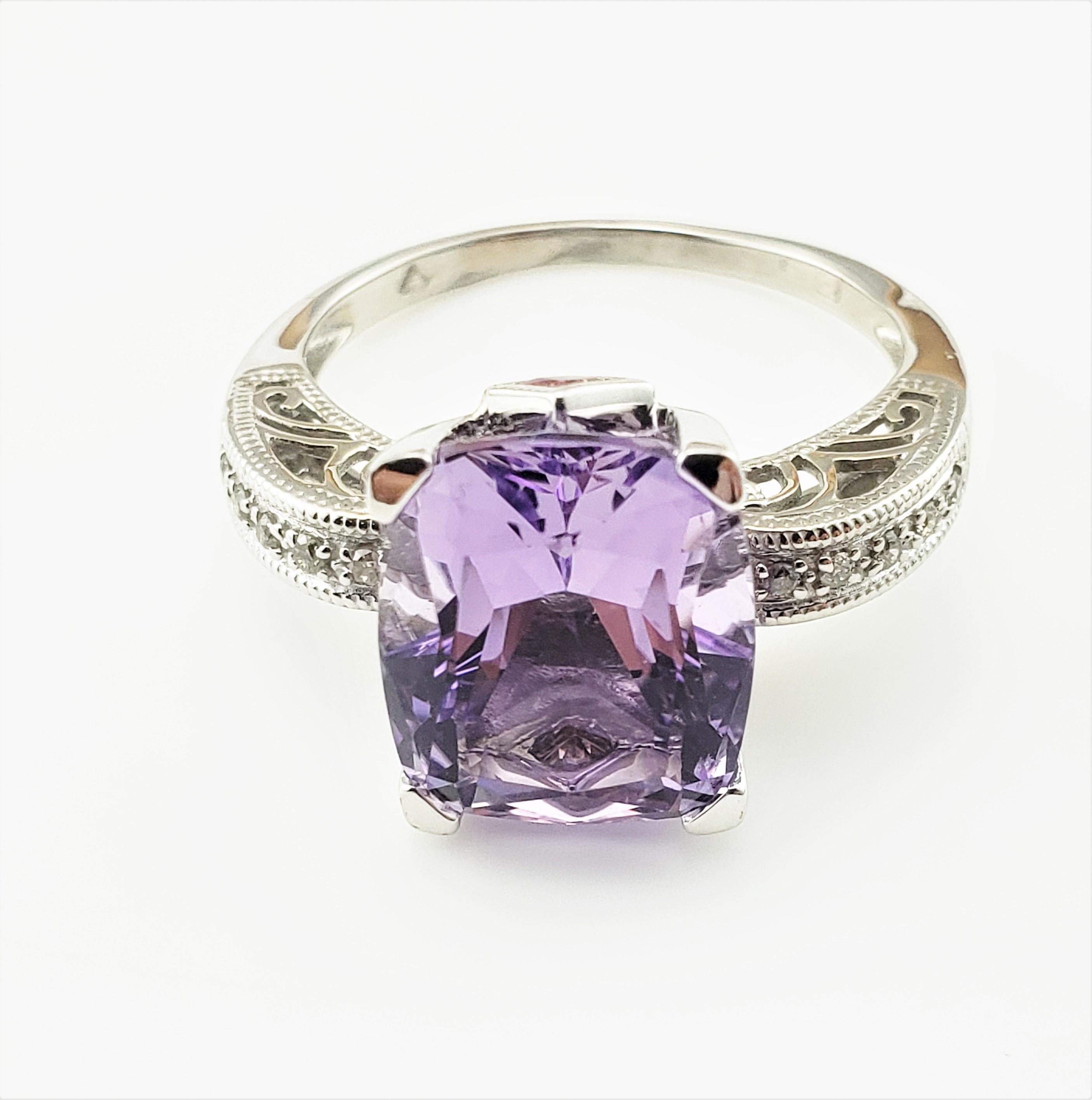 bague en or blanc 14 carats, améthyste et diamant..

Cette superbe bague présente une améthyste taillée en coussin (12 mm x 9 mm), deux améthystes taillées en carré et dix diamants ronds de taille brillant, le tout serti dans un élégant or blanc