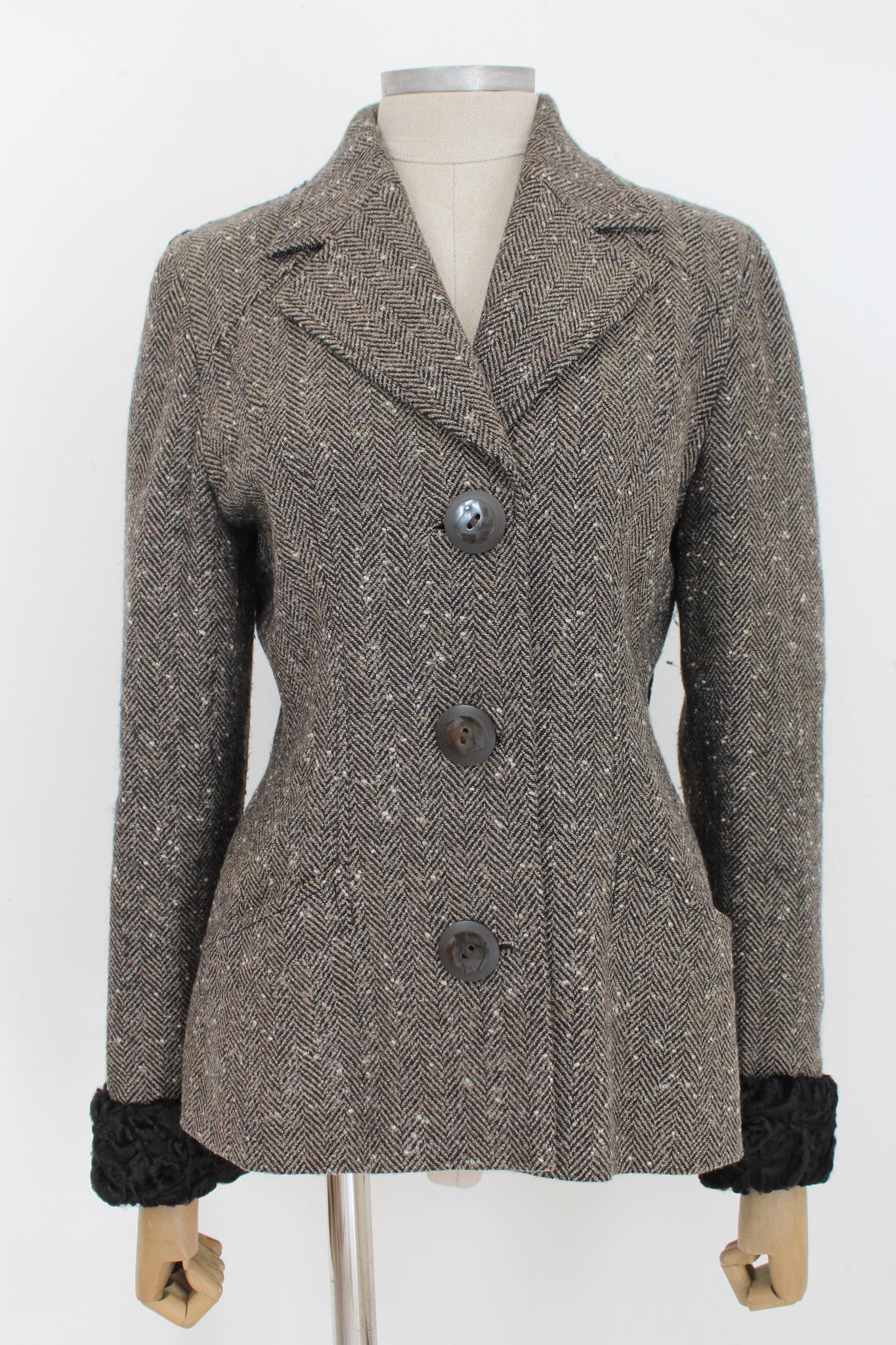 Gai Mattiolo 90s vintage jacket in wool and Astrakhan. Fitted model, black and white with herringbone pattern, cuffs and shoulder in Astrakhan. Fabric 86% wool, 14% polyamide, internally lined. Made in Italy.

Size: 46 It 12 Us 14 Uk

Shoulder: 46