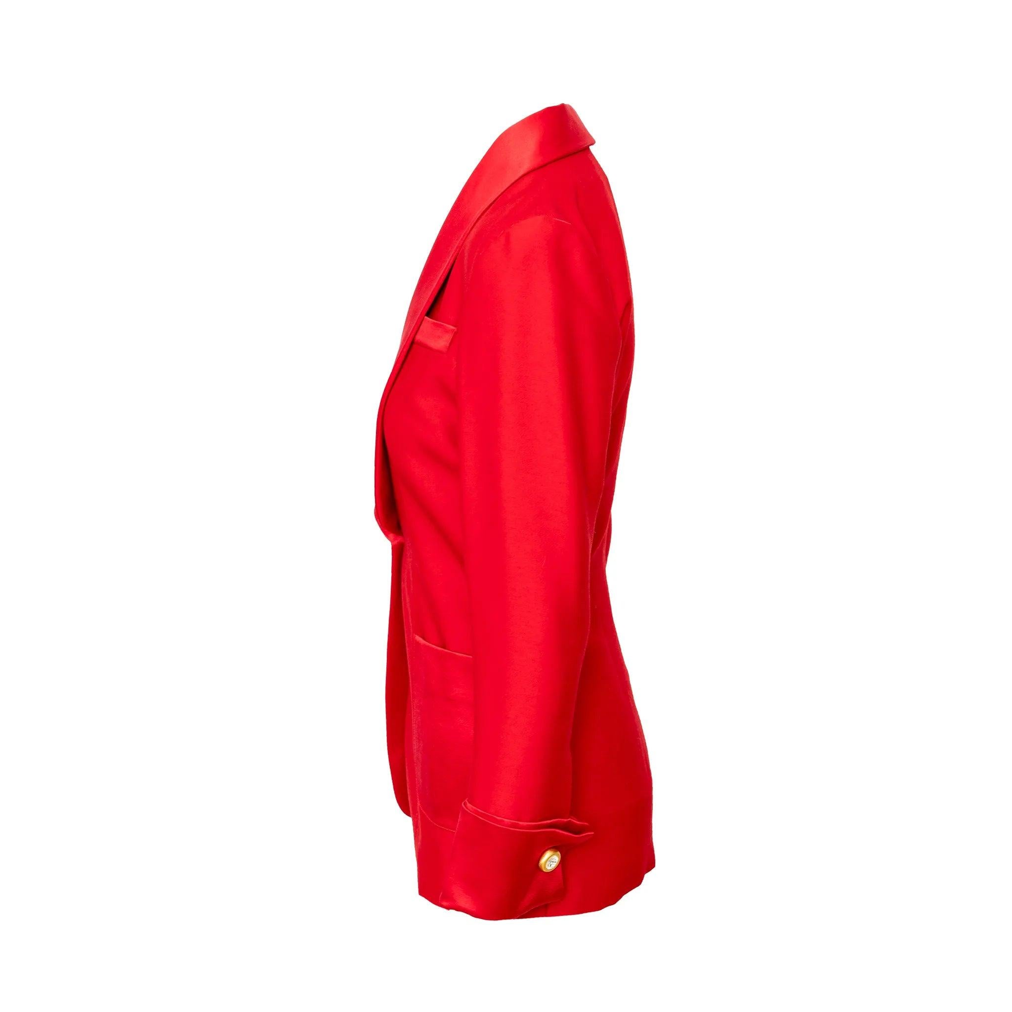 Blazer couture Gai Mattiolo en laine-soie rouge avec bordures en satin, associé à un caraco en soie assorti.  
 Mesures : Epaule:40;Manche:60;Buste:44;Taille:36.5;Longueur:72;Longueur camisole:50  
 MATERIAL : 79% laine 21% soie