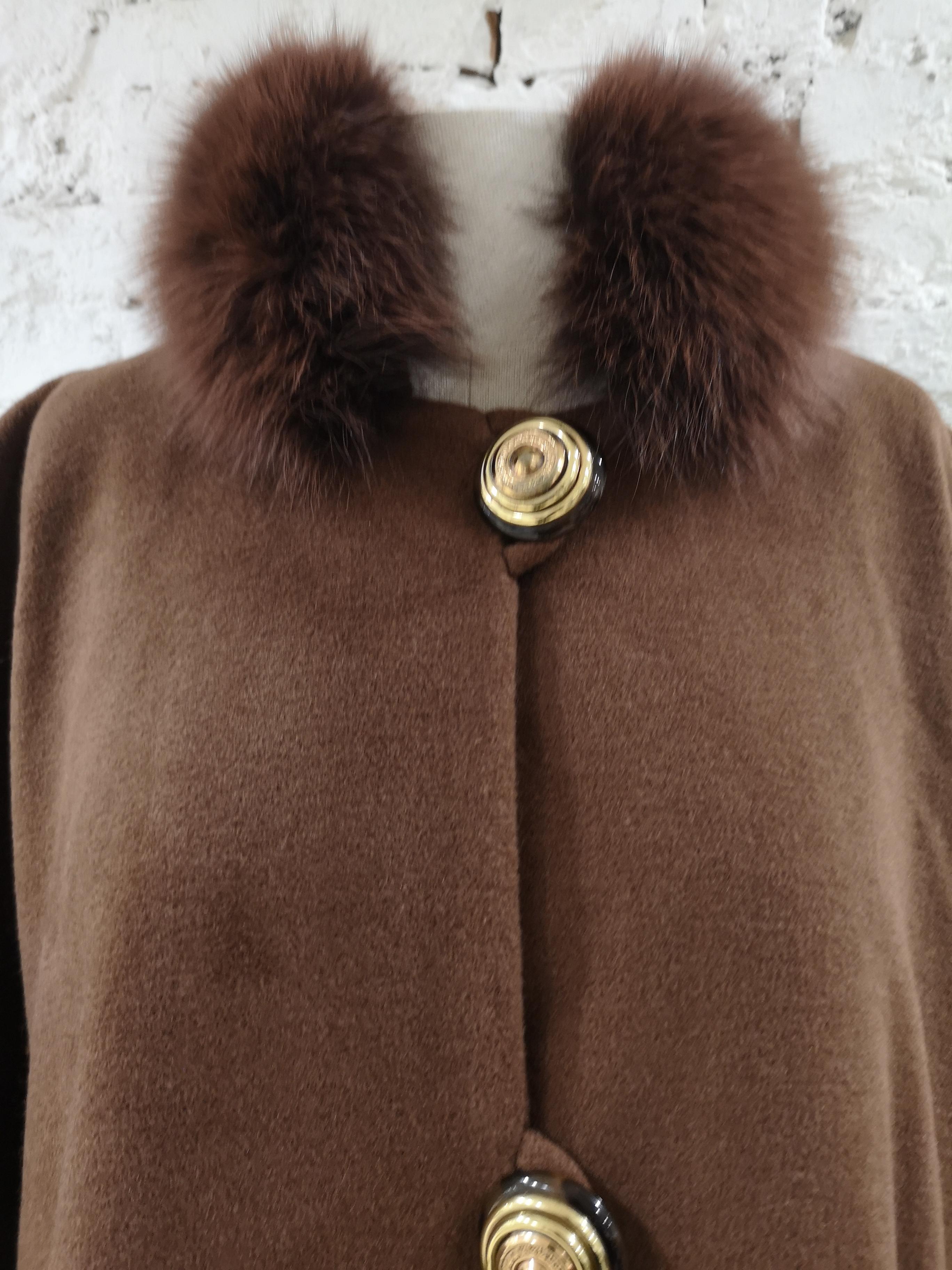 Gai Mattiolo Brauner Cachemire-Mantel aus Wolle
mit goldfarbenen Knöpfen verziert
vollständig in Italien hergestellt in Größe L