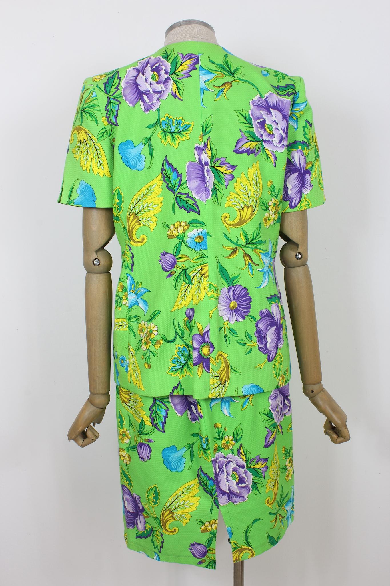 Gai Mattiolo 90s vintage women's skirt suit. Elegant suit, green with purple floral pattern. Jacket closure with jewel button, short sleeves, sheath model skirt. Cotton fabric. Made in italy.

Size: 42 It 8 Us 10 Uk

Shoulder: 42cm
Bust/Chest: 50