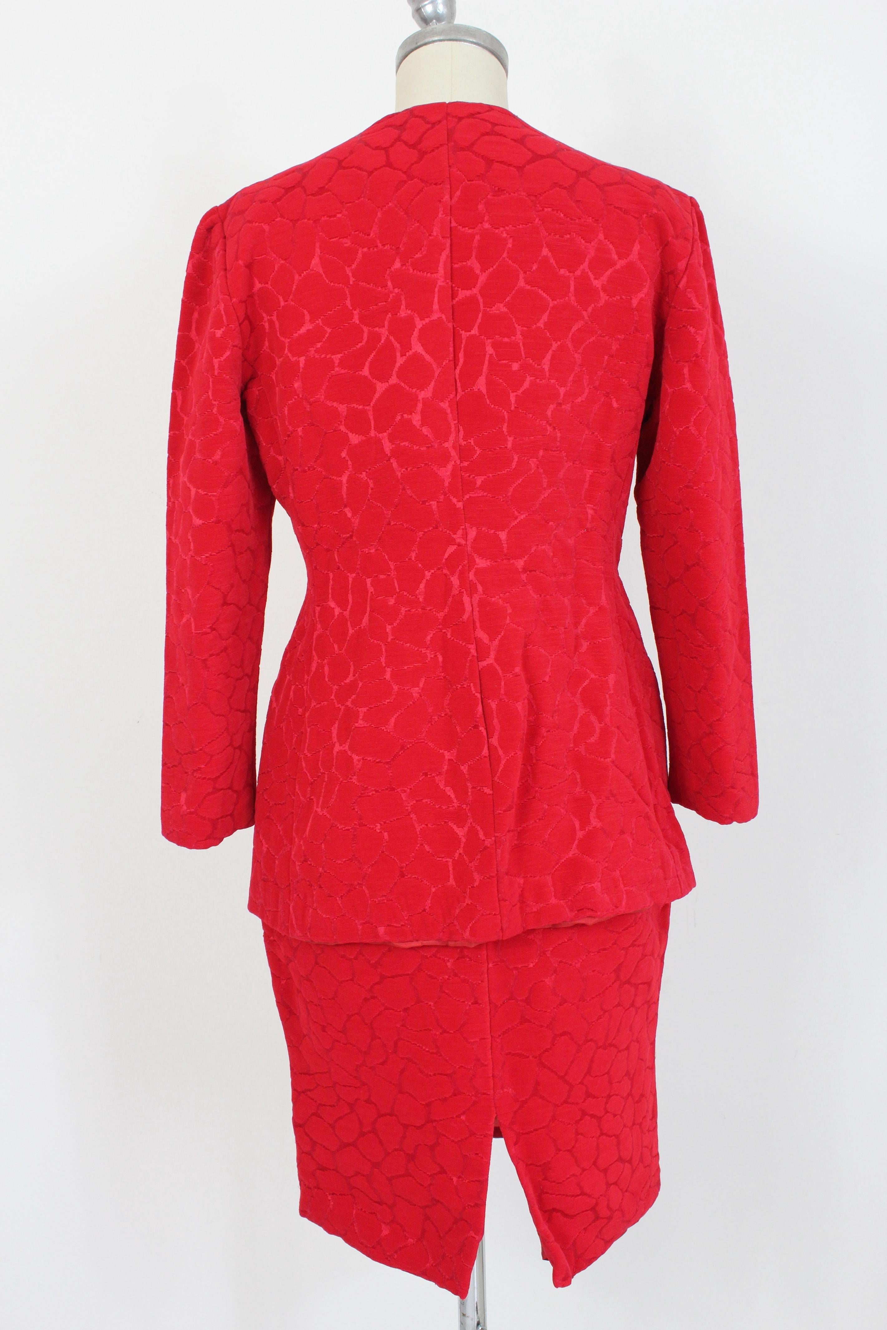 Gai Mattiolo Couture 90s vintage women's suit. Suit skirt, red with tone-on-tone damask pattern. Fabric 78% polyamide 22% silk, internally lined. Made in Italy.

Condition: Excellent

Item used few times, it remains in its excellent condition. There