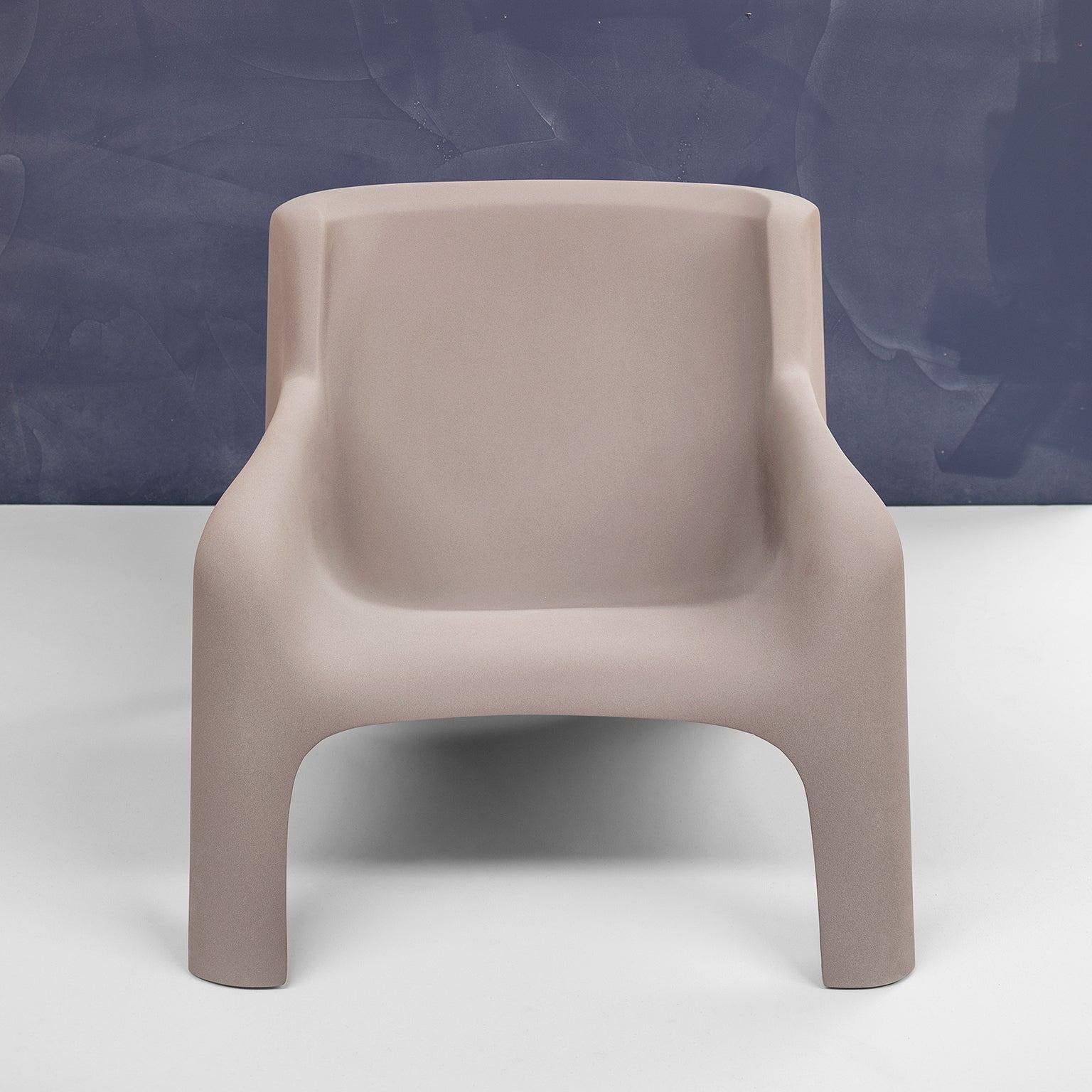 Transparency Matters collection

Armchair, in fiberglass, production by Arflex, Designer Carlo Bartoli, 1960-1969.
Vintage piece has been transformed in to a contemporary item with matte coat.

Color pink light. Size: cm 78 x 81 x 84.
Also