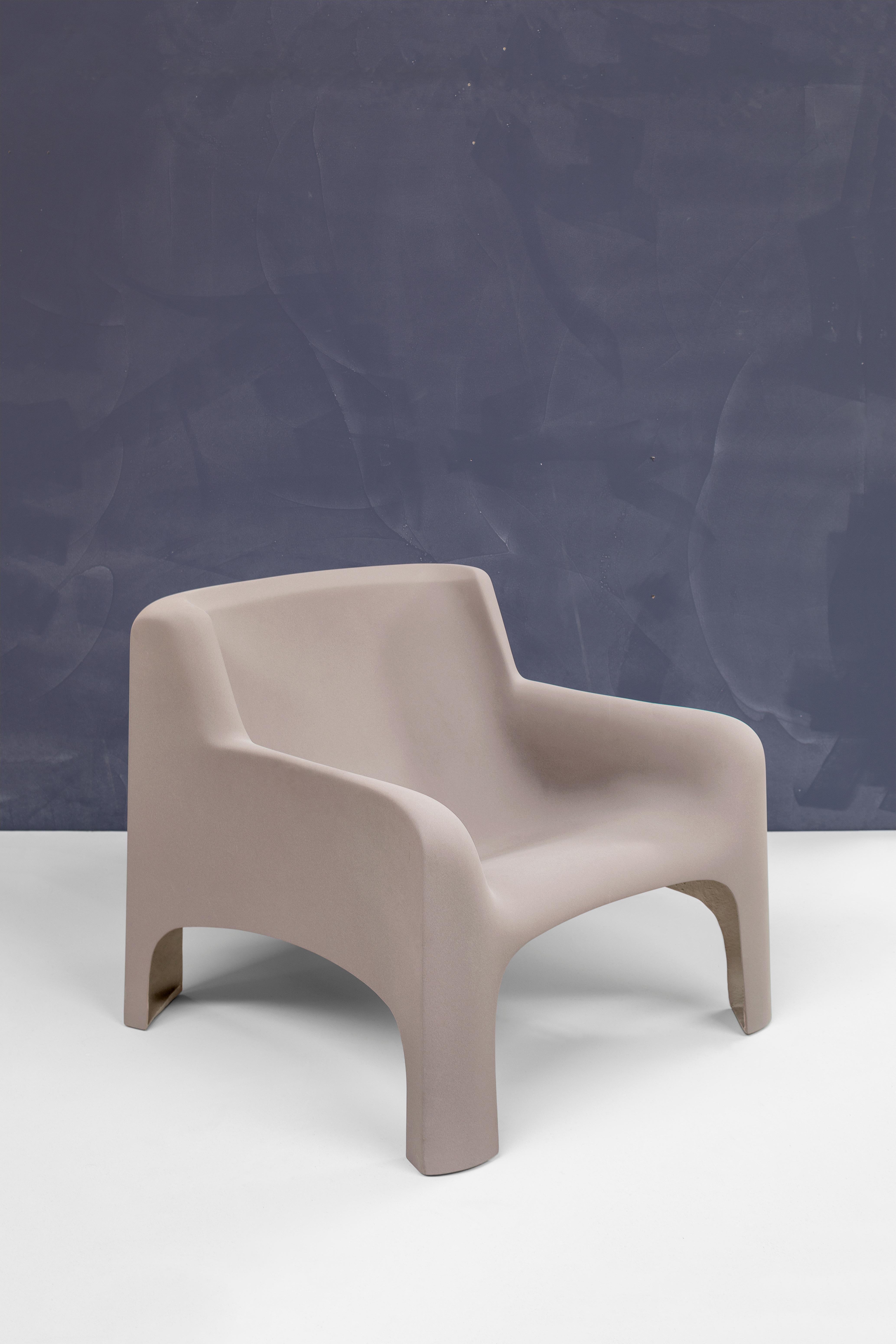 Transparency Matters Collection by Draga&Aurel:

Armchair, in fiberglass, production by Arflex, Designer Carlo Bartoli 1960/1969.
Vintage piece has been tranformed in to a contemporary item with matte coat.

Color violet light. Size cm 78 x 81