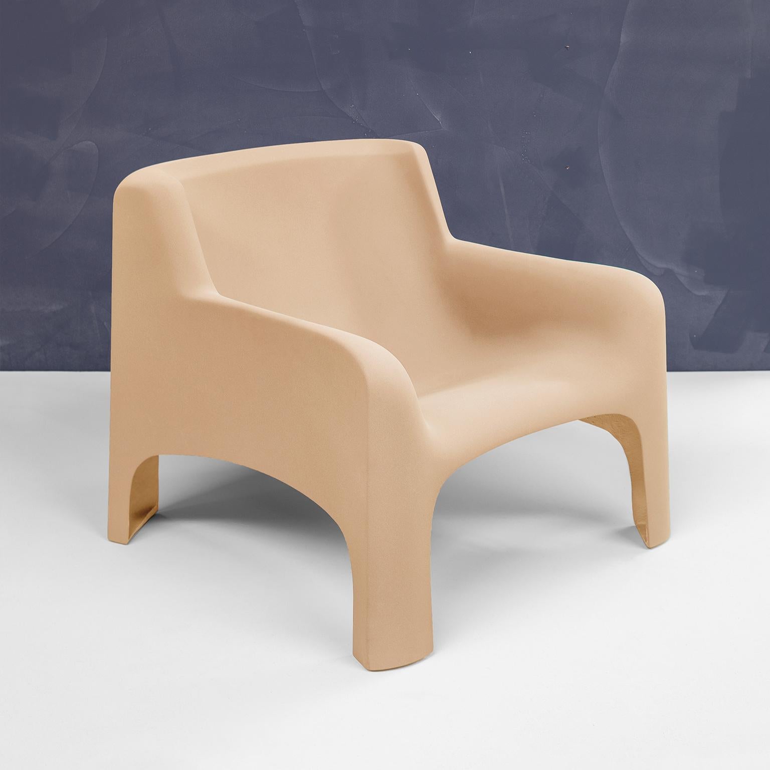 Transparency Matters collection by Draga&Aurel:

Armchair, in fiberglass, production by Arflex, Designer Carlo Bartoli, 1960-1969.
Vintage piece has been transformed in to a contemporary item with matte coat.

Color pink light. Size: cm 78 x 81