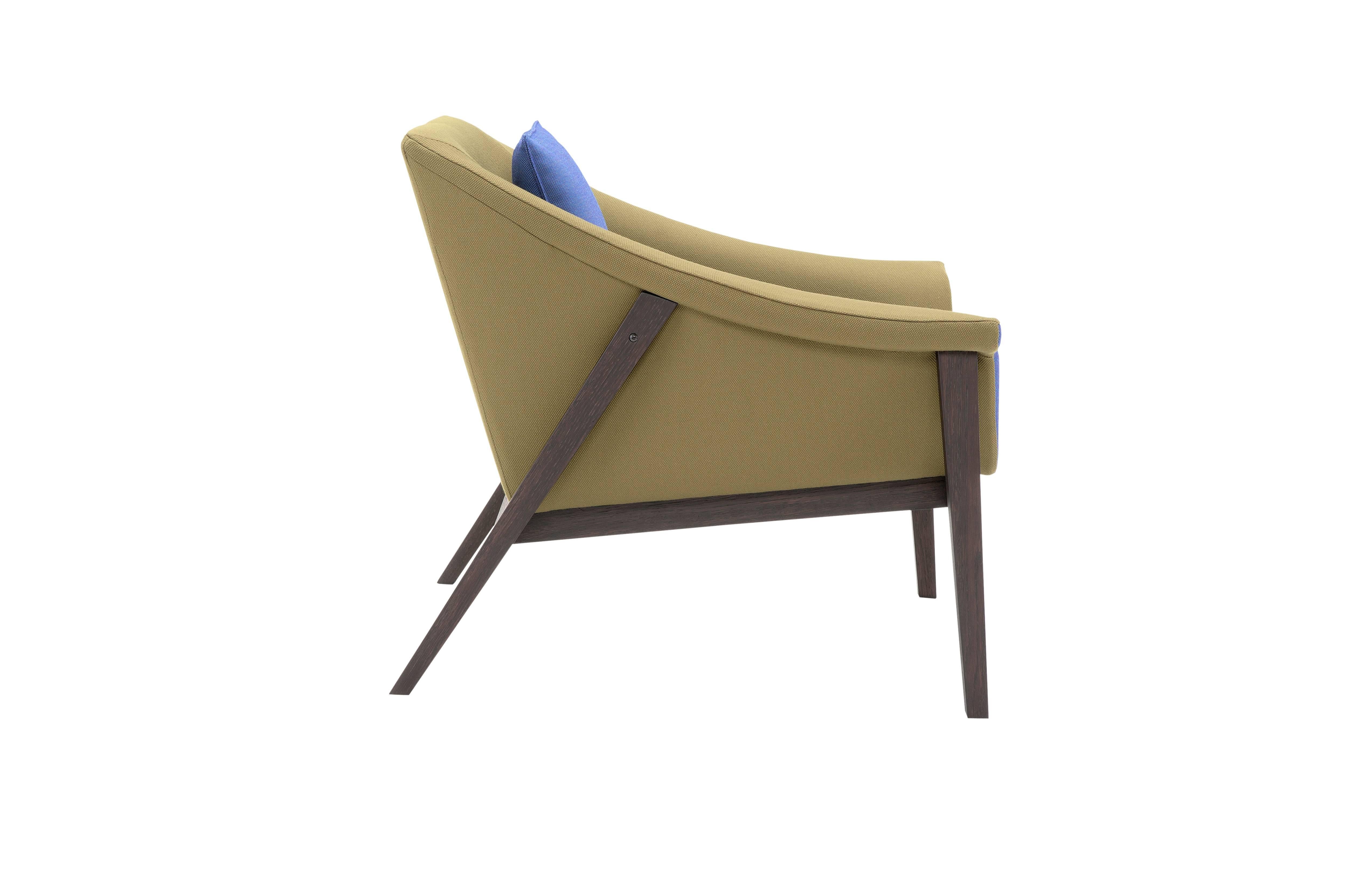 Structure: solid wood, suspensions: elastic belts in rubber and polypropylene, seat cushion: polyurethane foam, back cushion: mollapiuma.