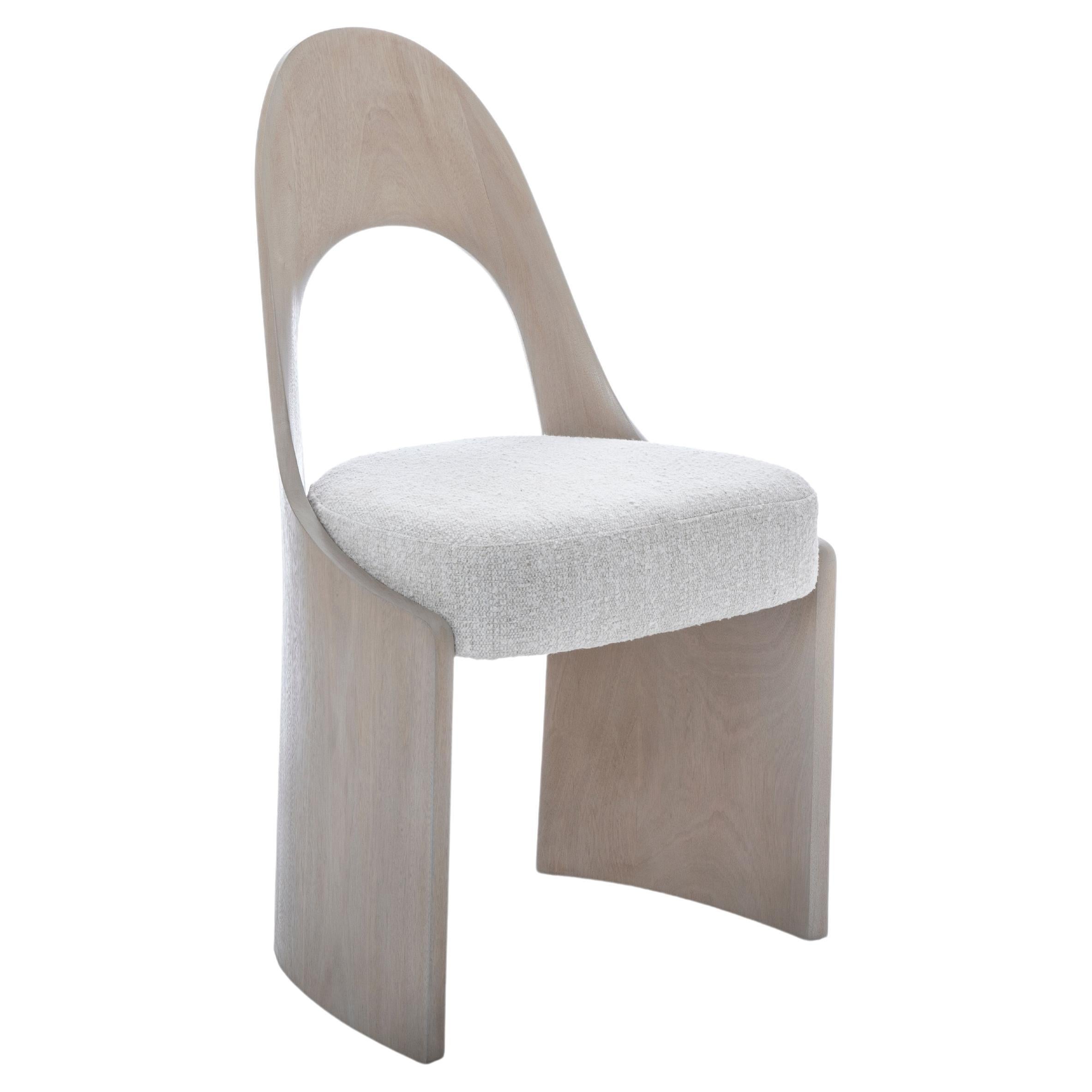 Chaise de salle à manger Gaia, sculptée, moderne, finie à la main, chaise pantoufle, cérusée, COM en vente