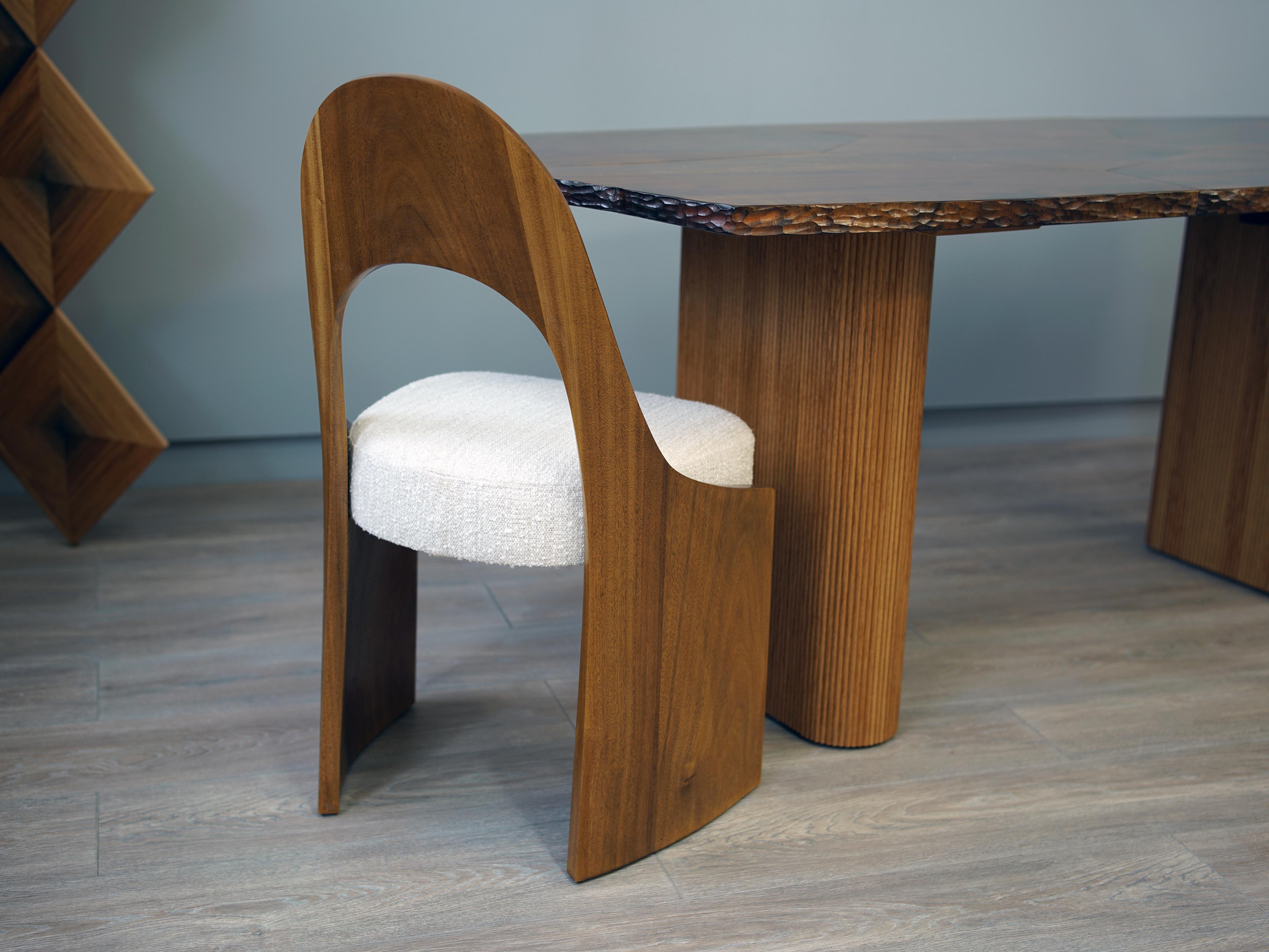 Sculpté Chaise de salle à manger Gaia, moderne, sculptée et finie à la main, ton bois, COM en vente