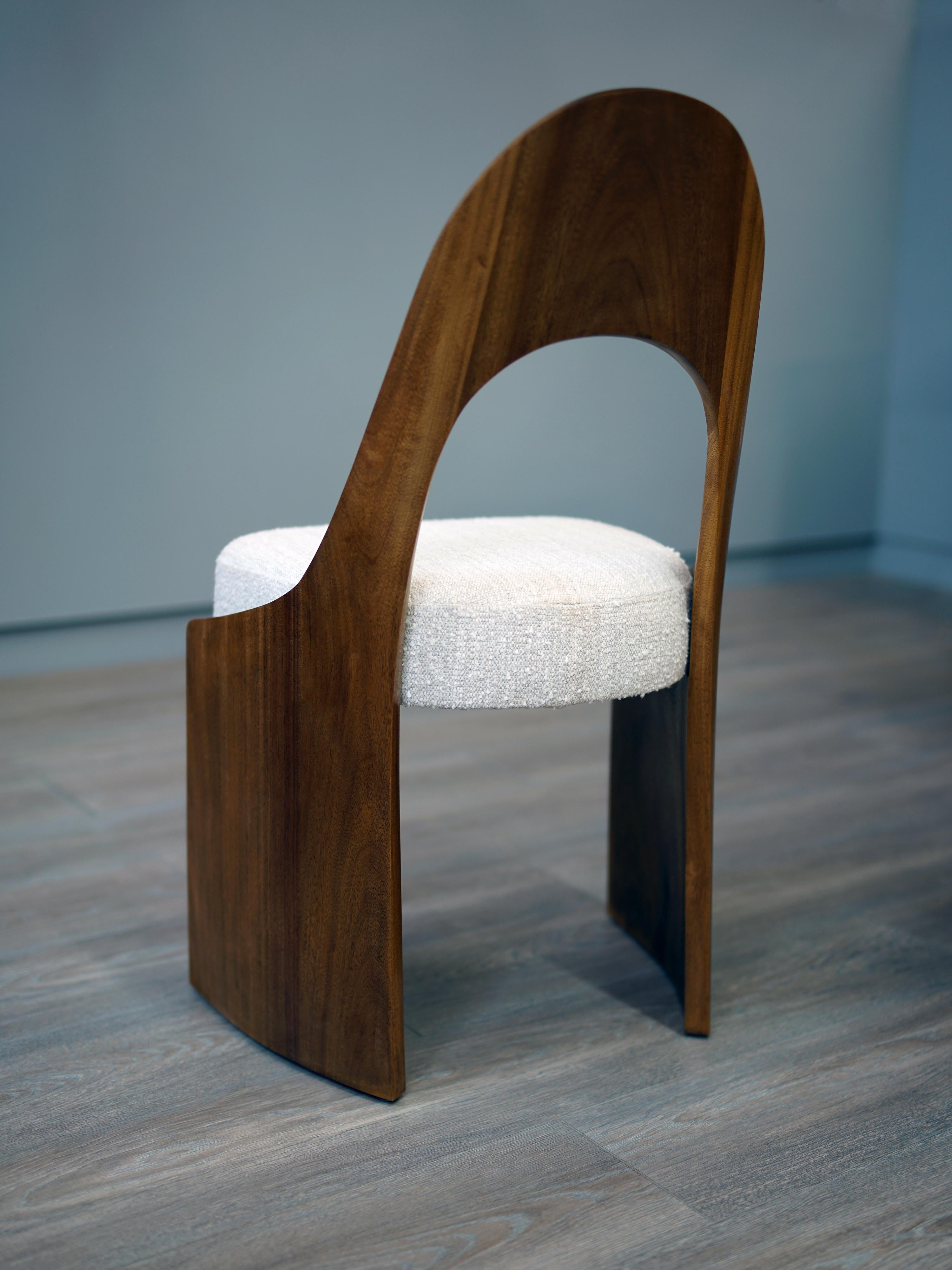 Chaise de salle à manger Gaia, moderne, sculptée et finie à la main, ton bois, COM Neuf - En vente à Hoboken, NJ