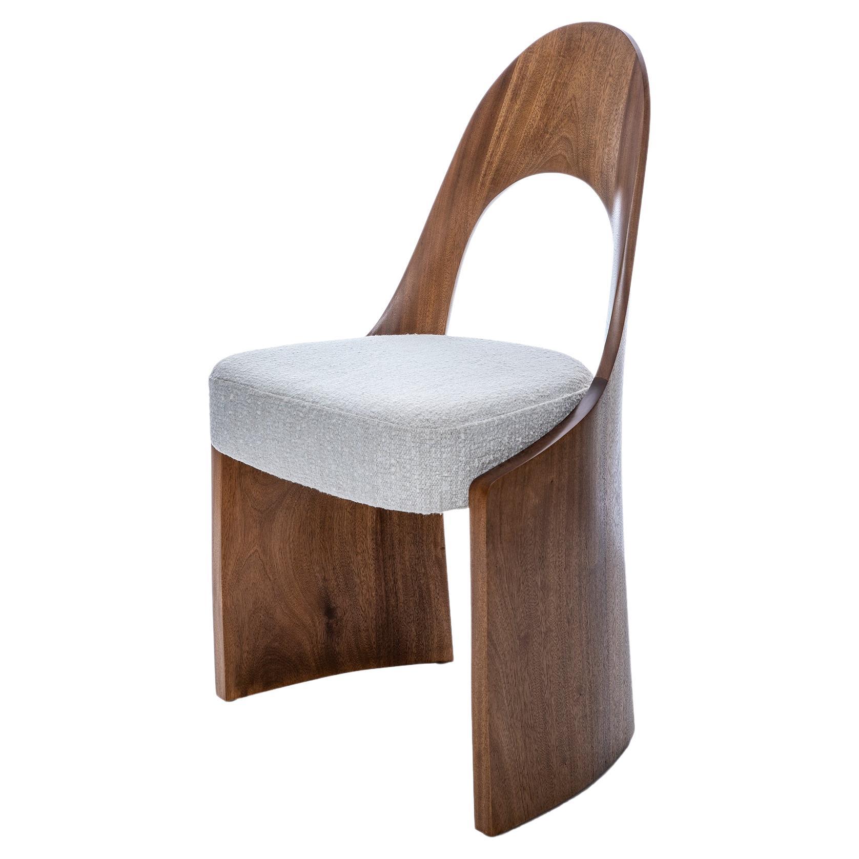 Chaise de salle à manger Gaia, moderne, sculptée et finie à la main, ton bois, COM