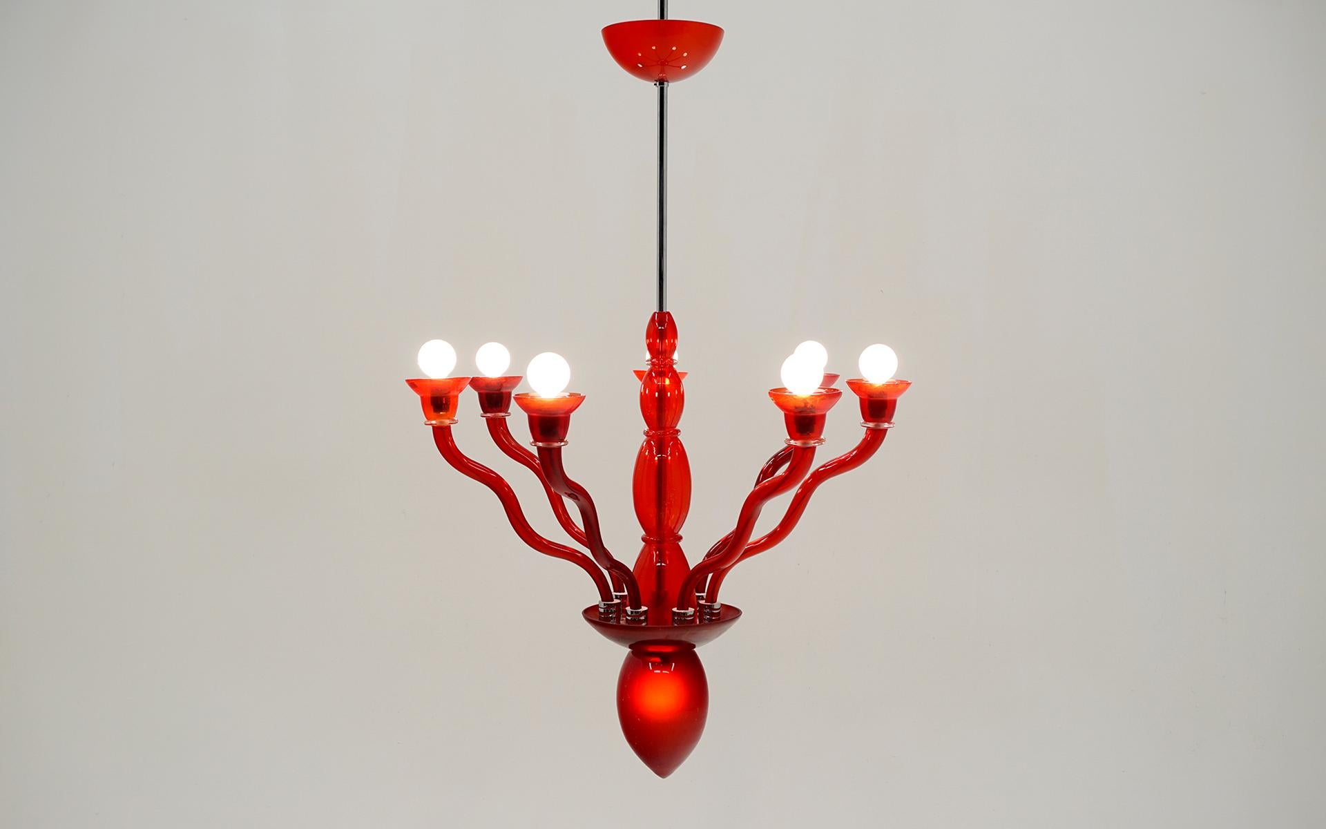 Impresionante lámpara de techo diseñada por Ernesto Giamondi, también conocido como Orni Halloween, en cristal soplado de Murano para VeArt.  Firmado con la etiqueta original (ver fotos).  En excelente estado de funcionamiento.  Rara versión