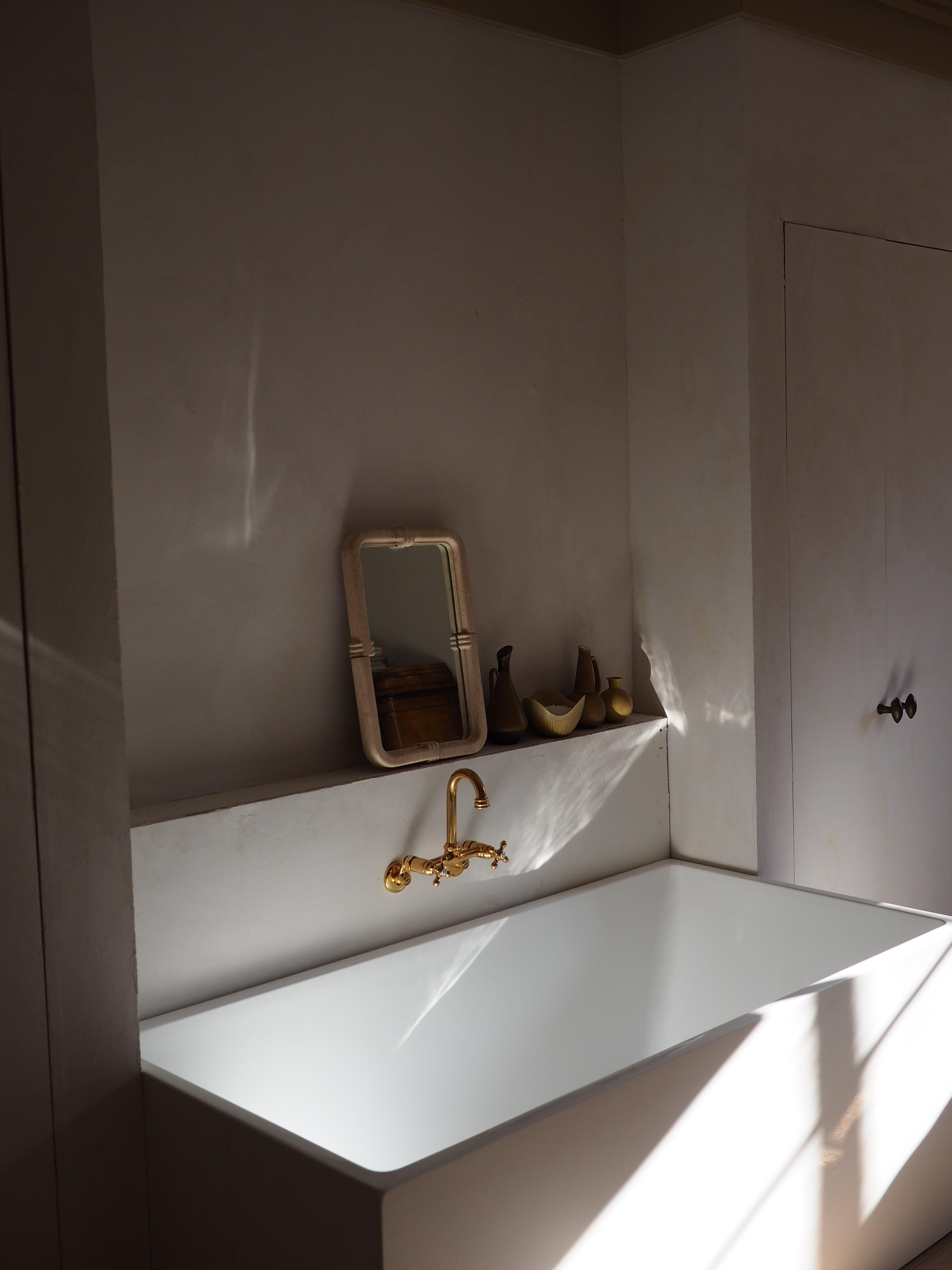 Lo specchio Gaia è un'aggiunta chic a qualsiasi spazio, grazie al suo design ondulato unico e accattivante. Realizzato in marmo di alta qualità, questo specchio aggiunge un tocco di eleganza al tuo arredamento. Eleva il tuo spazio con questo pezzo