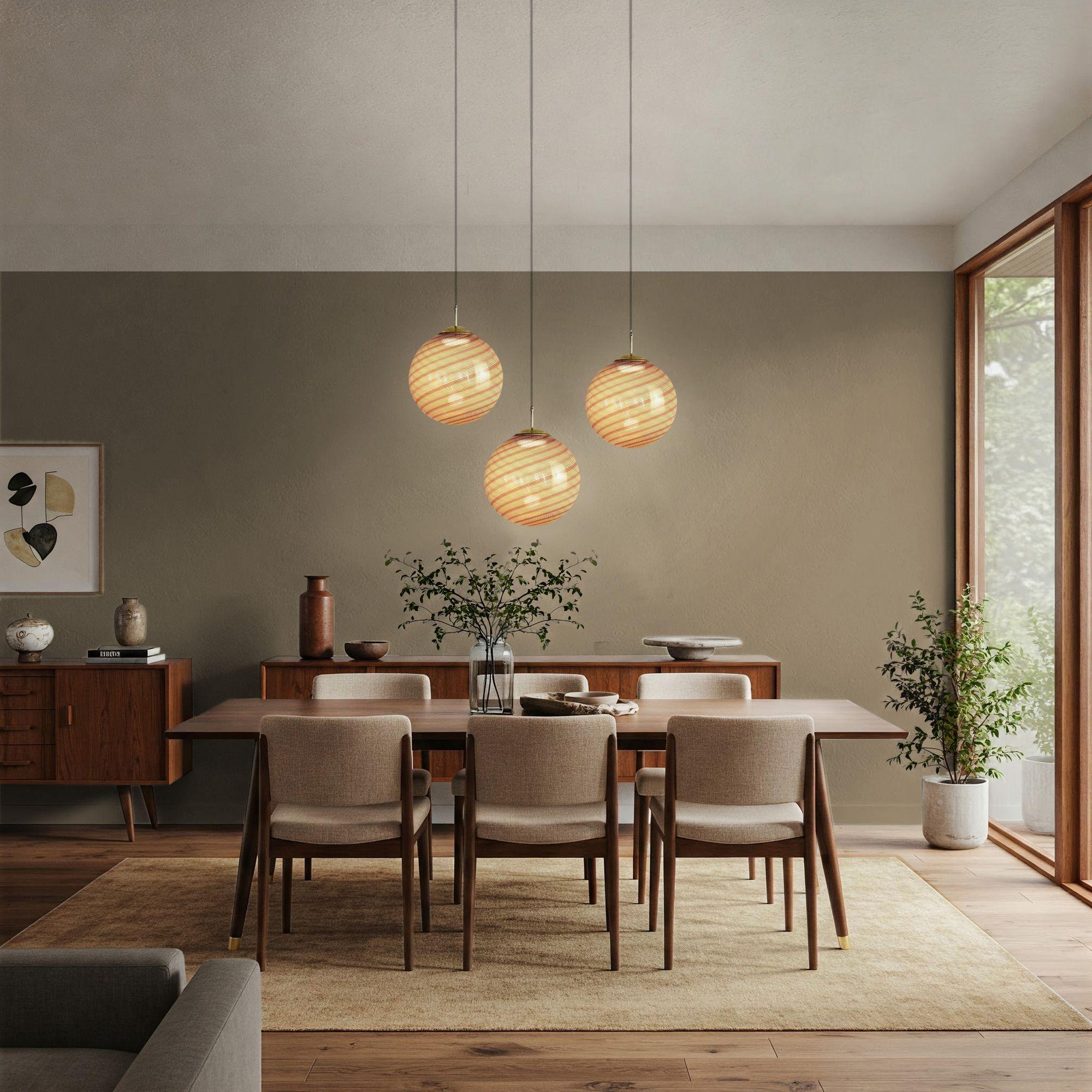 La Collection'S è un'incredibile serie di sfere luminose che danno nuova vita a una tecnica intramontabile di Murano della metà del secolo scorso, nota come Mezza Filigrana. Questa collezione versatile offre un potenziale creativo infinito,