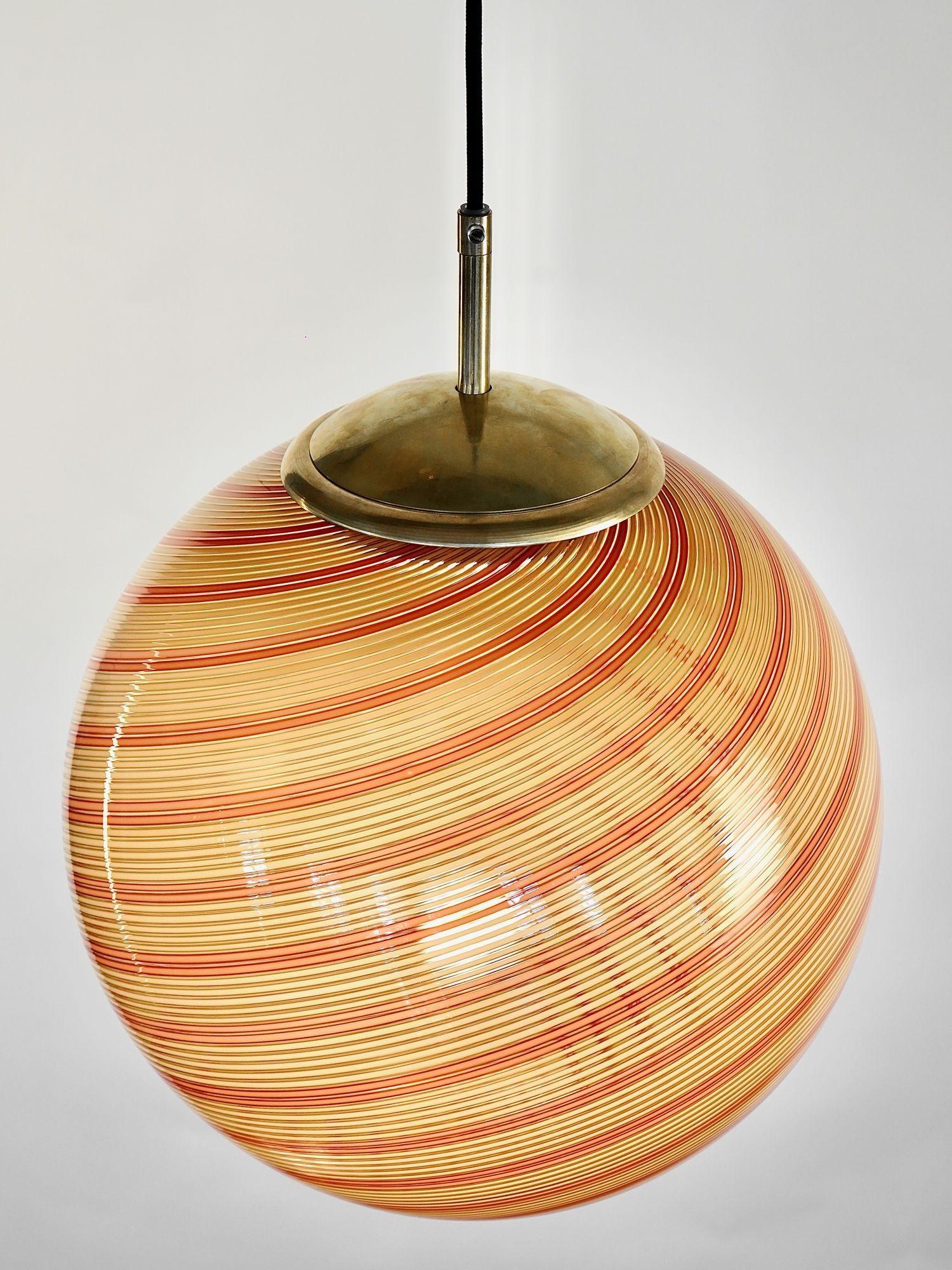 Ottone Gaia, sfera in vetro di Murano 5 Ambra e 2 Rosso Mezza Filigrana, Design/One Piattelli in vendita