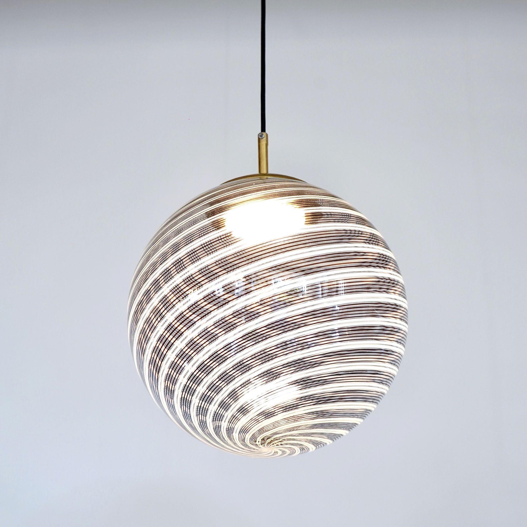 Sphère en verre Mezza Filigrana de Murano 5 noires et 2 blanches, Piattelli Design en vente 4