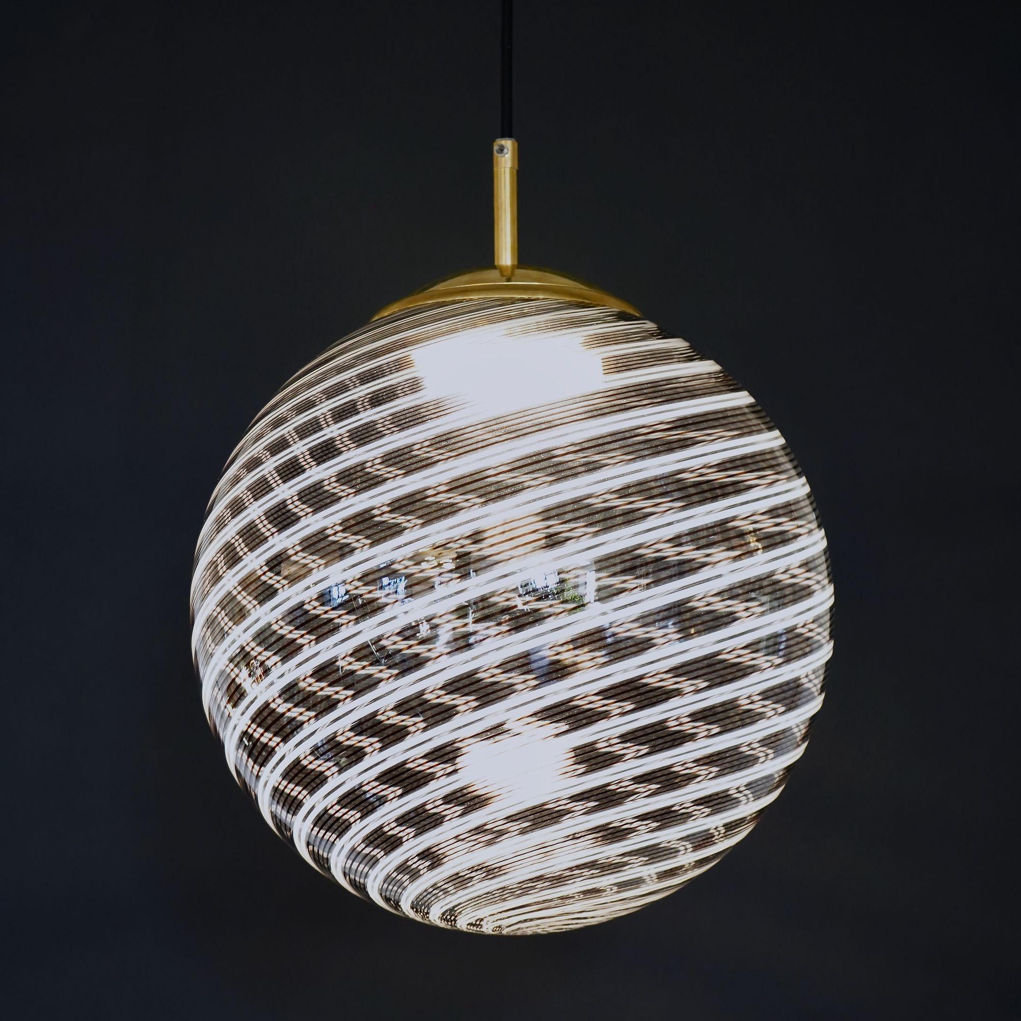 Sphère en verre Mezza Filigrana de Murano 5 noires et 2 blanches, Piattelli Design en vente 5