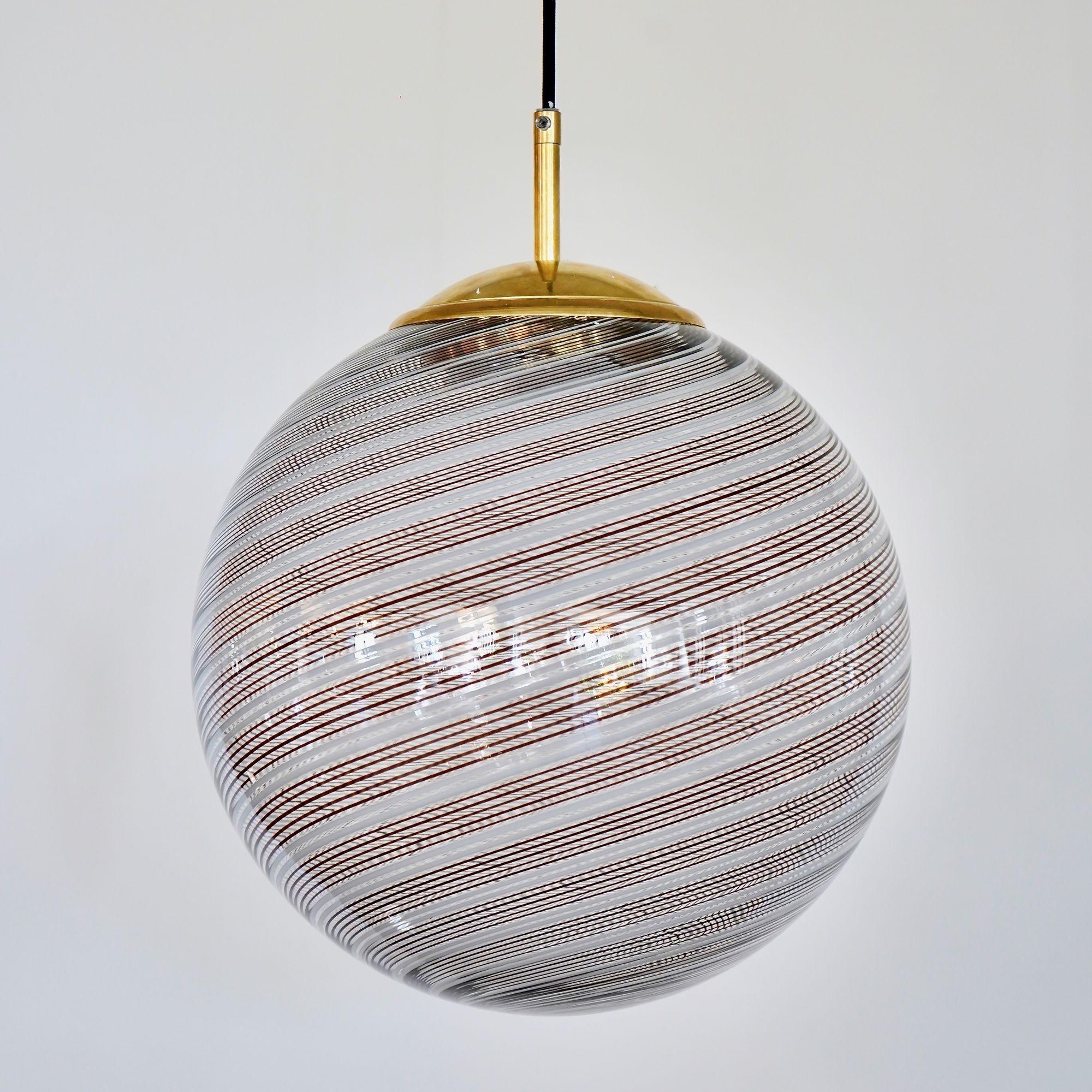 Sphère en verre Mezza Filigrana de Murano 5 noires et 2 blanches, Piattelli Design en vente 6