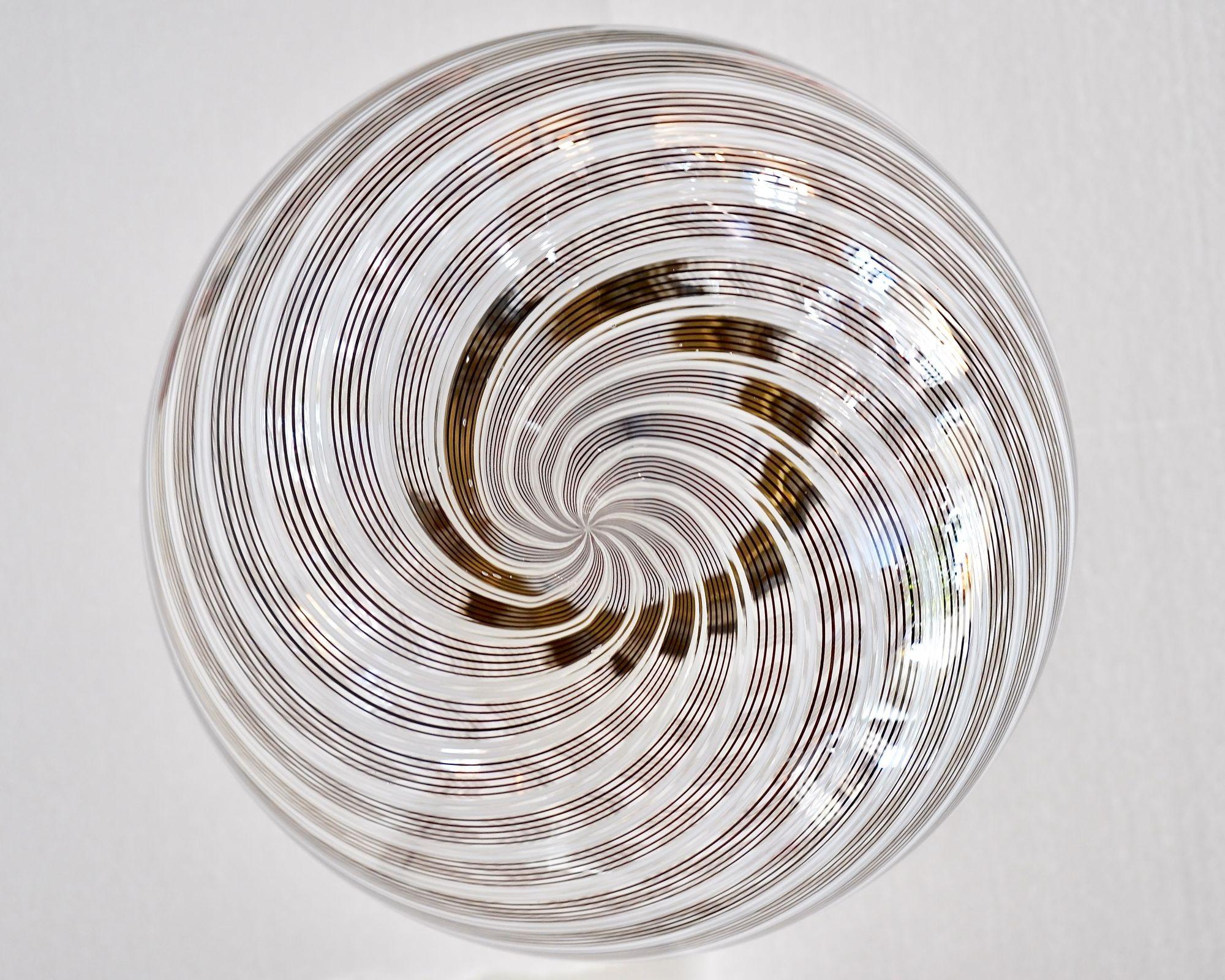 Sphère en verre Mezza Filigrana de Murano 5 noires et 2 blanches, Piattelli Design en vente 7