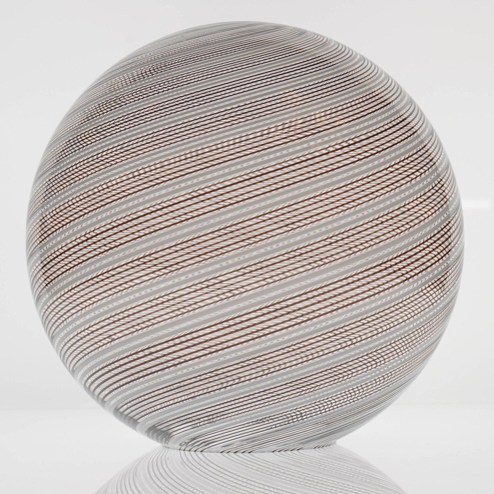 Sphère en verre Mezza Filigrana de Murano 5 noires et 2 blanches, Piattelli Design en vente 8