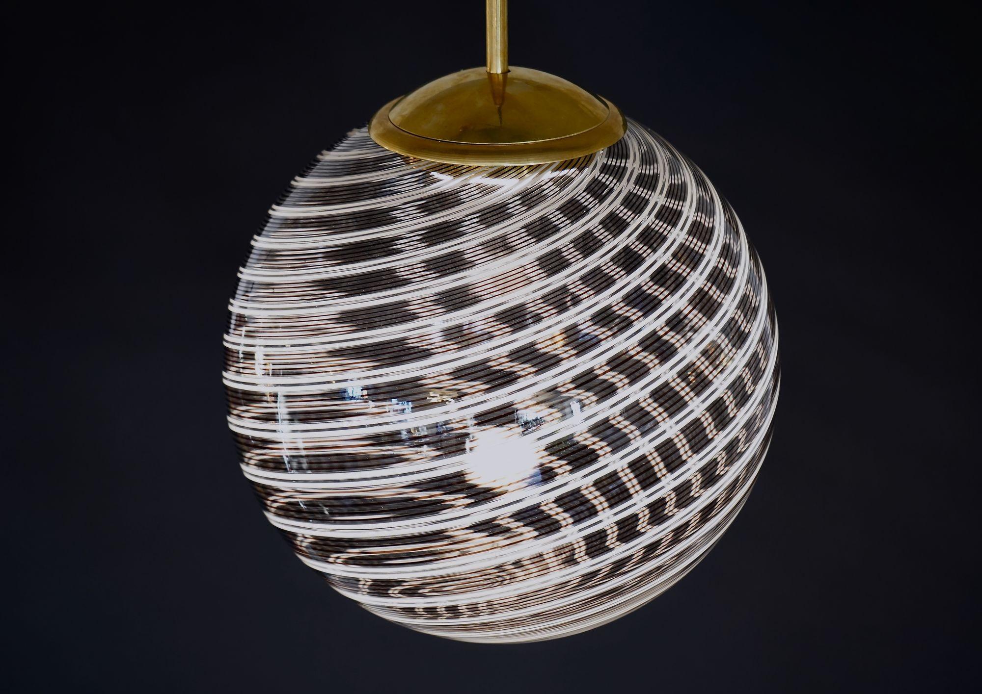 Sphère en verre Mezza Filigrana de Murano 5 noires et 2 blanches, Piattelli Design en vente 9