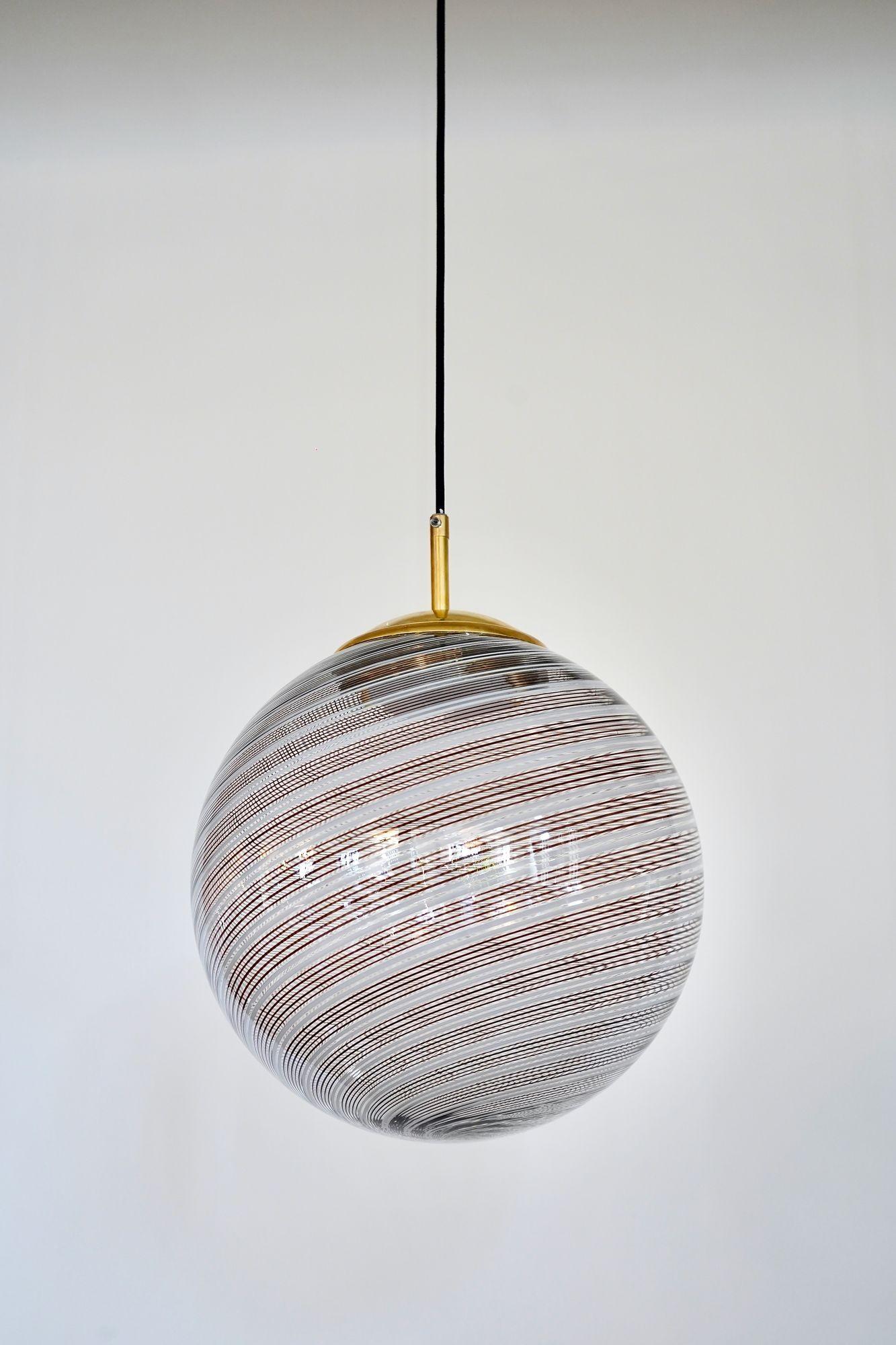 Sphère en verre Mezza Filigrana de Murano 5 noires et 2 blanches, Piattelli Design en vente 10