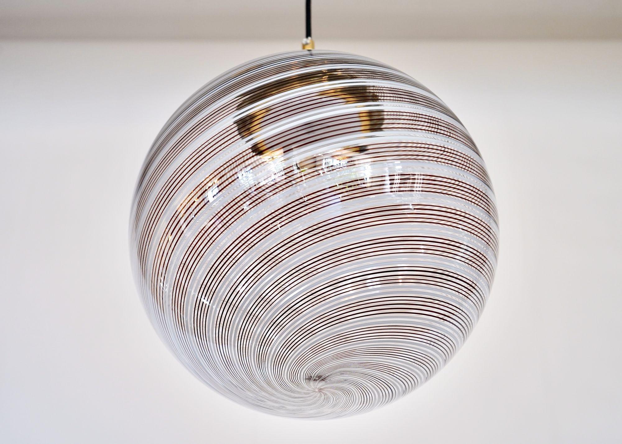 Sphère en verre Mezza Filigrana de Murano 5 noires et 2 blanches, Piattelli Design en vente 11