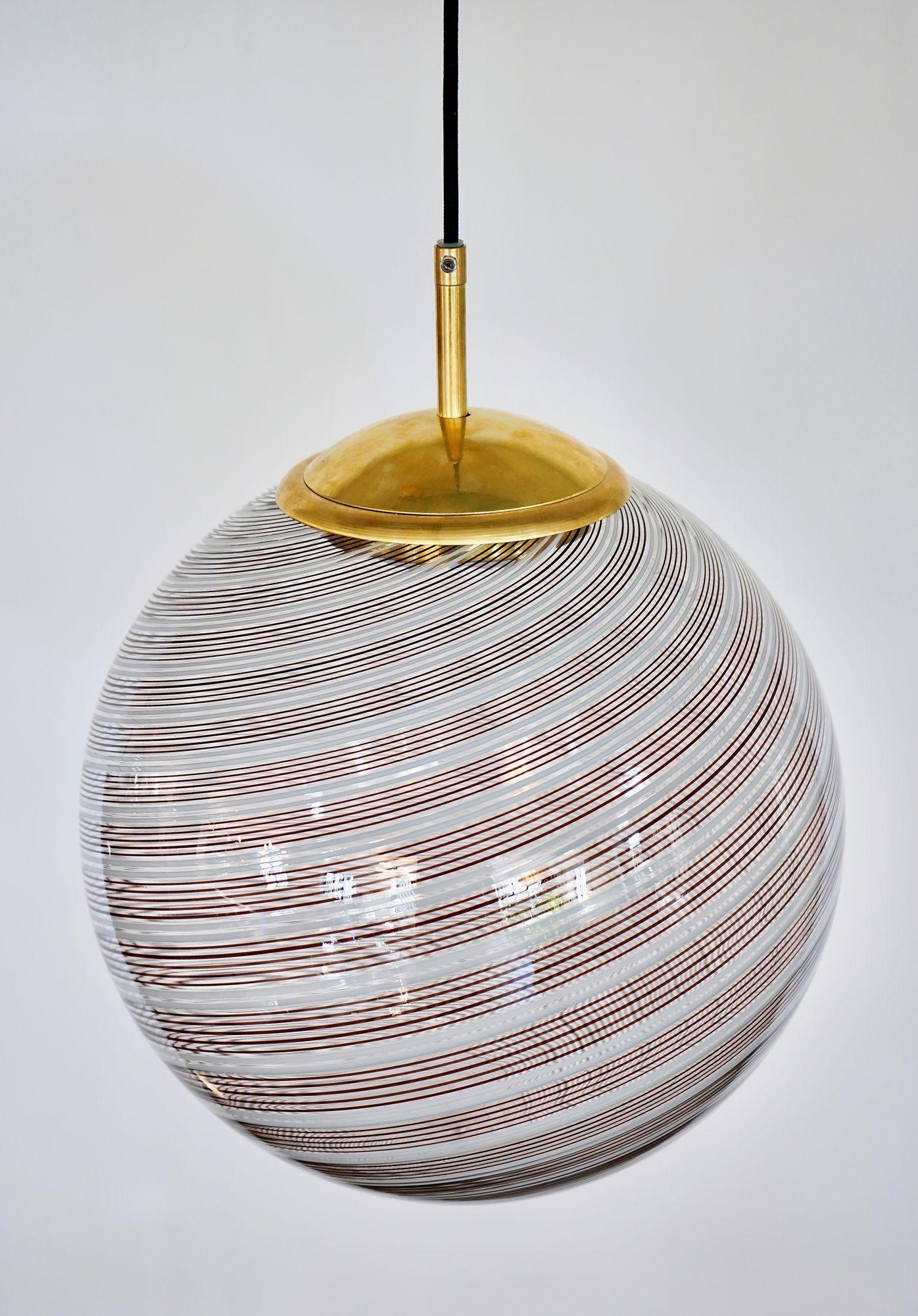 Sphère en verre Mezza Filigrana de Murano 5 noires et 2 blanches, Piattelli Design en vente 12