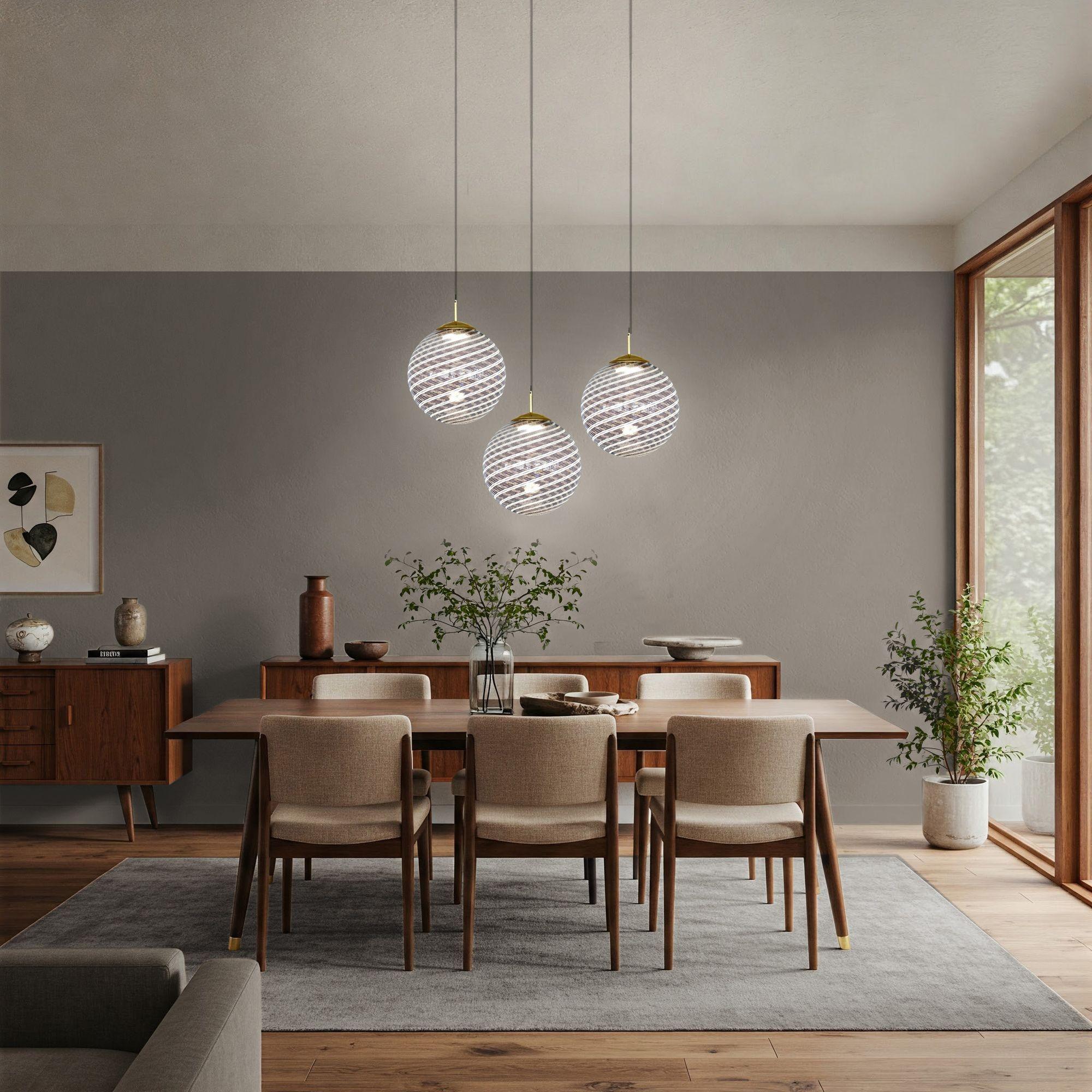 La collection Gaia est une série de sphères d'éclairage qui réintroduisent une technique classique du milieu du siècle à Murano, connue sous le nom de Mezza Filigrana. Cette collection offre des possibilités infinies, permettant aux clients de créer