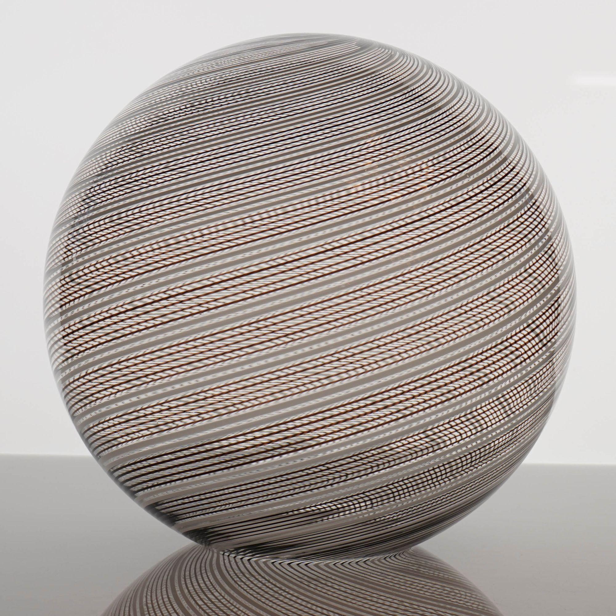 Sphère en verre Mezza Filigrana de Murano 5 noires et 2 blanches, Piattelli Design en vente 13