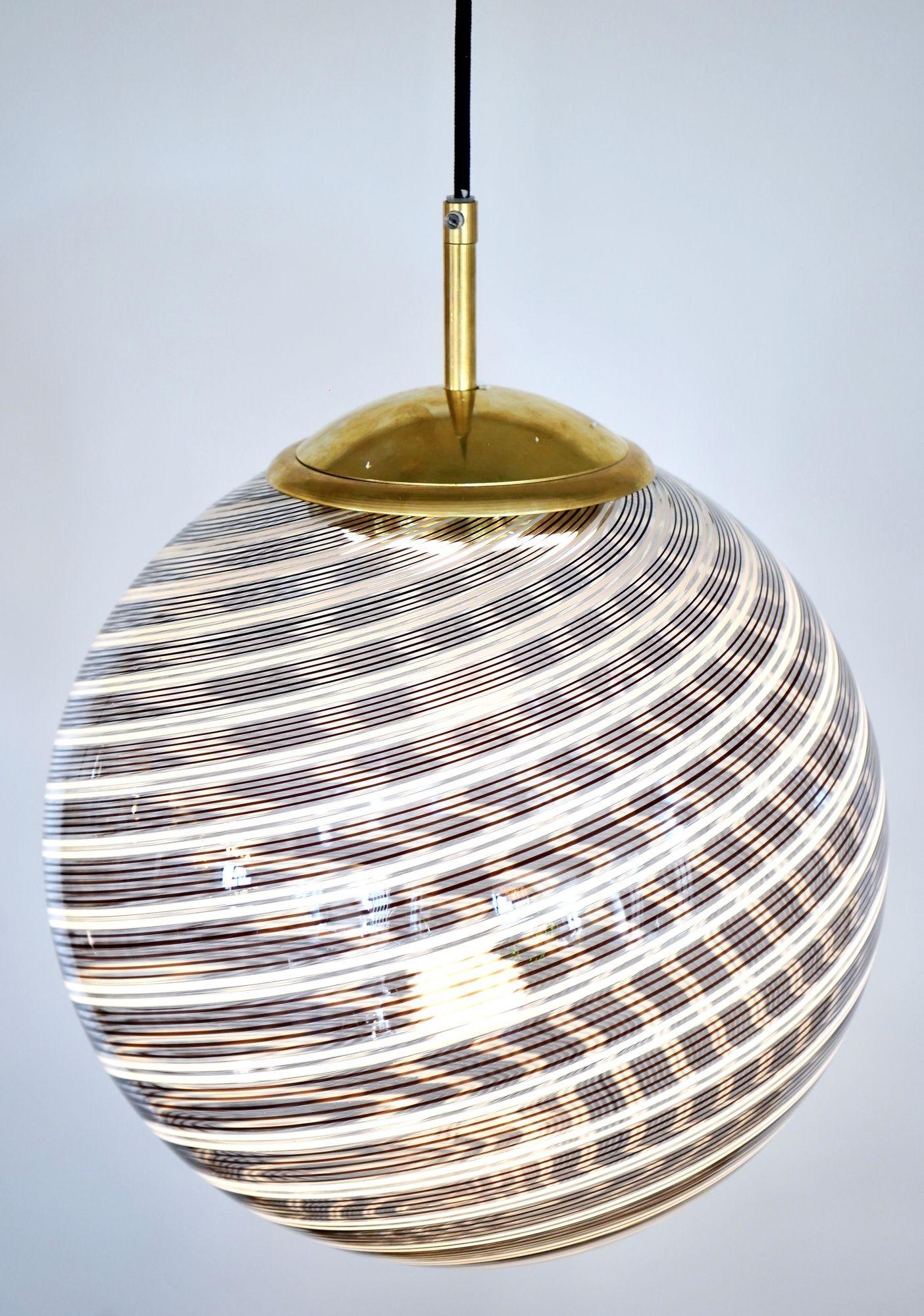 Mid-Century Modern Sphère en verre Mezza Filigrana de Murano 5 noires et 2 blanches, Piattelli Design en vente