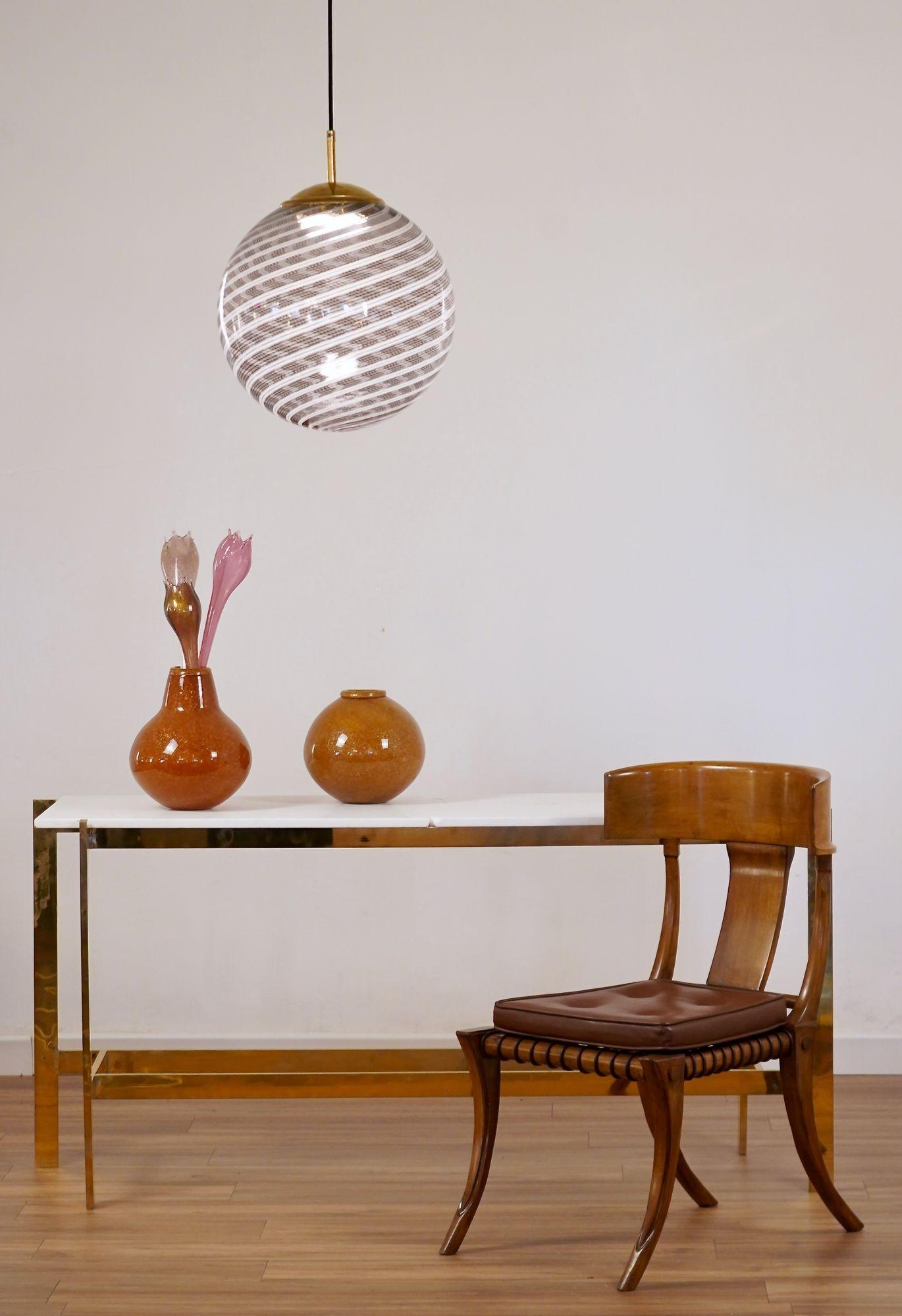 italien Sphère en verre Mezza Filigrana de Murano 5 noires et 2 blanches, Piattelli Design en vente