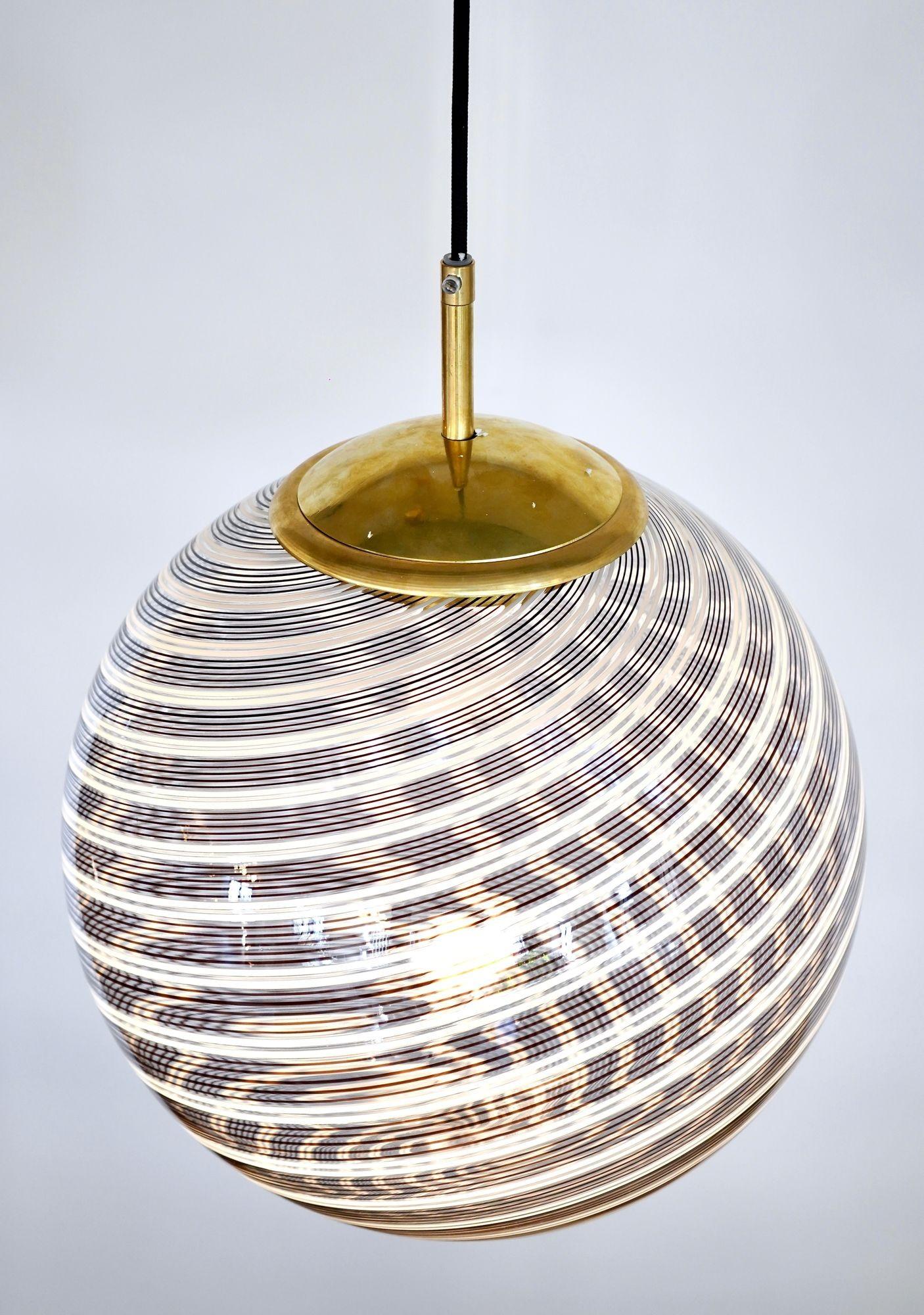 Sphère en verre Mezza Filigrana de Murano 5 noires et 2 blanches, Piattelli Design en vente 2