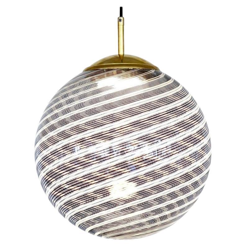 Sphère en verre Mezza Filigrana de Murano 5 noires et 2 blanches, Piattelli Design en vente