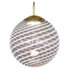 Gaia, Murano 5 Schwarze und 2 weiße Mezza Filigrana-Glaskugel, Piattelli Design
