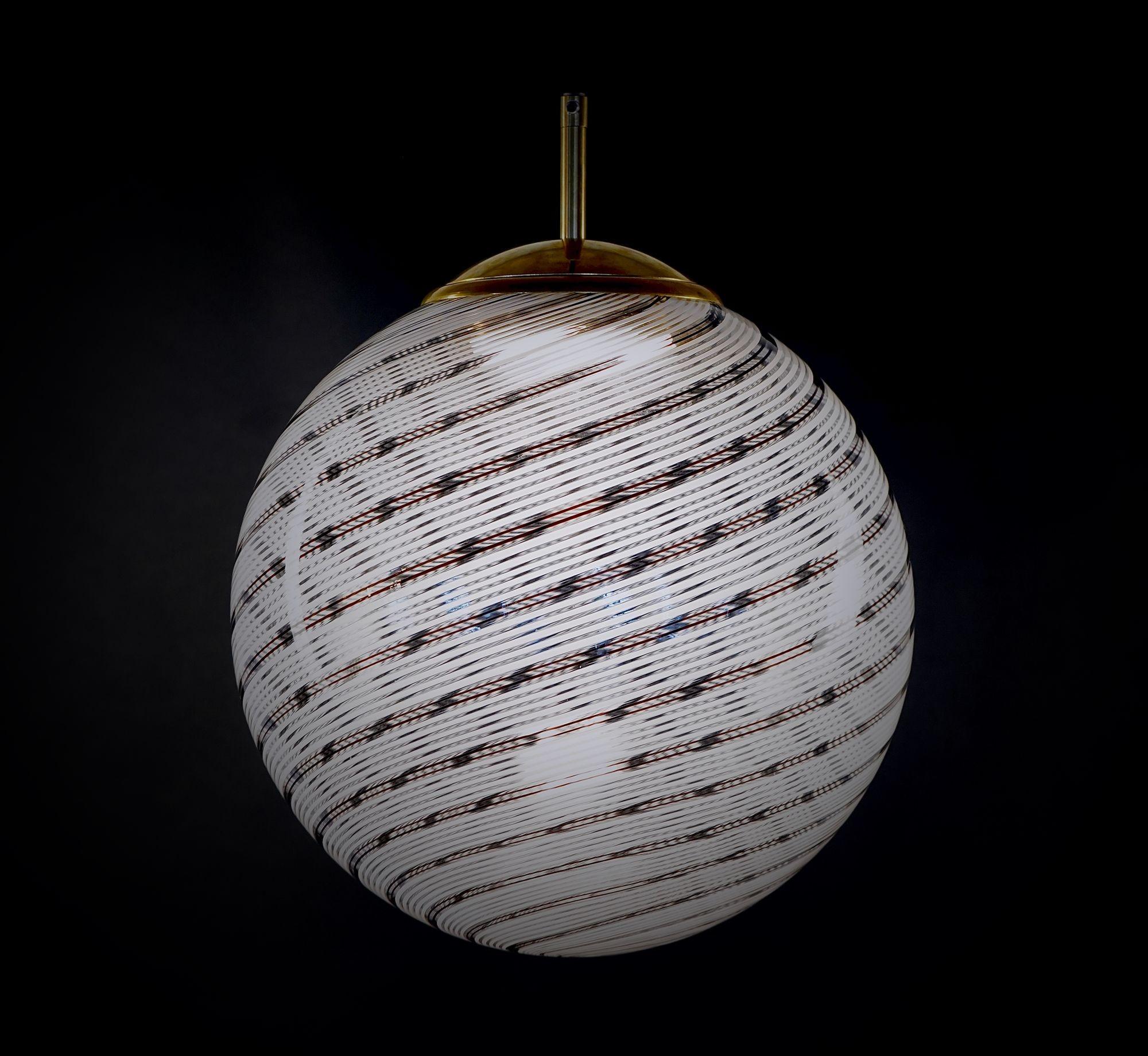 Gaia, sfera in vetro di Murano con 5 sfere bianche e 2 nere di Mezza Filigrana, Piattelli Design in vendita 2