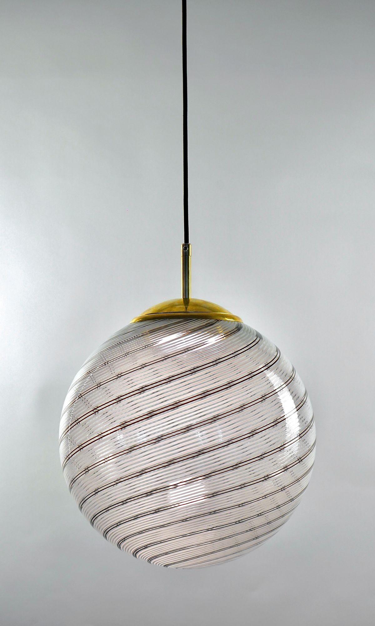 Vetro artistico Gaia, sfera in vetro di Murano con 5 sfere bianche e 2 nere di Mezza Filigrana, Piattelli Design in vendita
