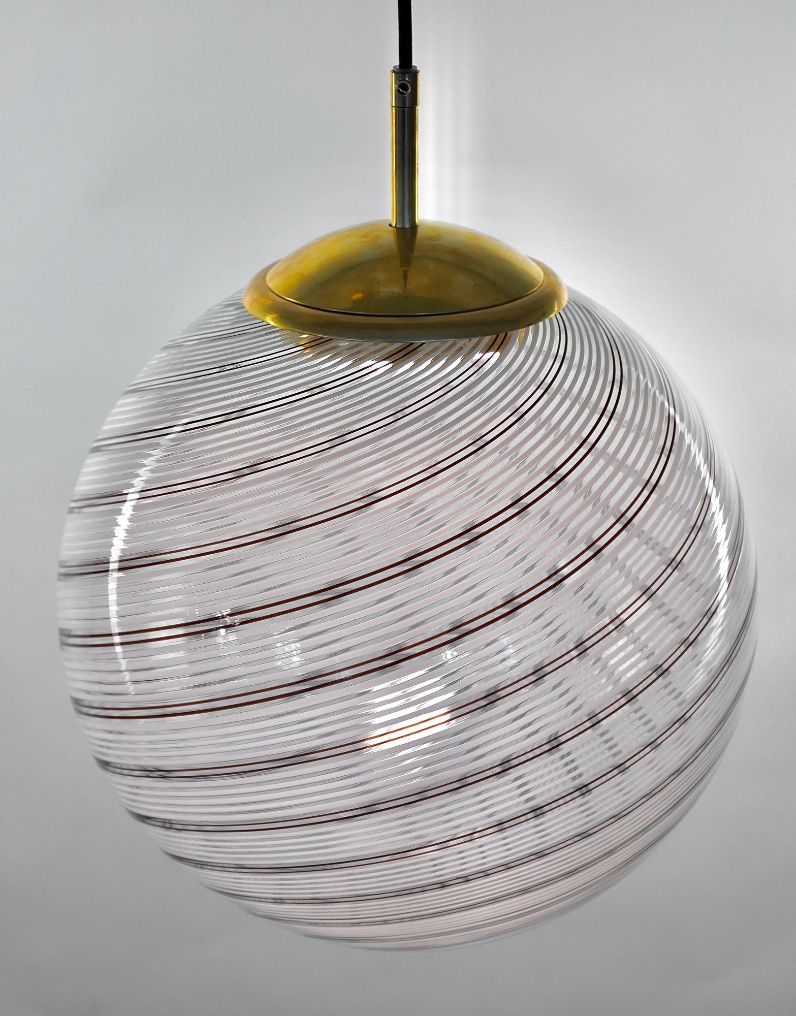 Gaia, sfera in vetro di Murano con 5 sfere bianche e 2 nere di Mezza Filigrana, Piattelli Design in vendita 4