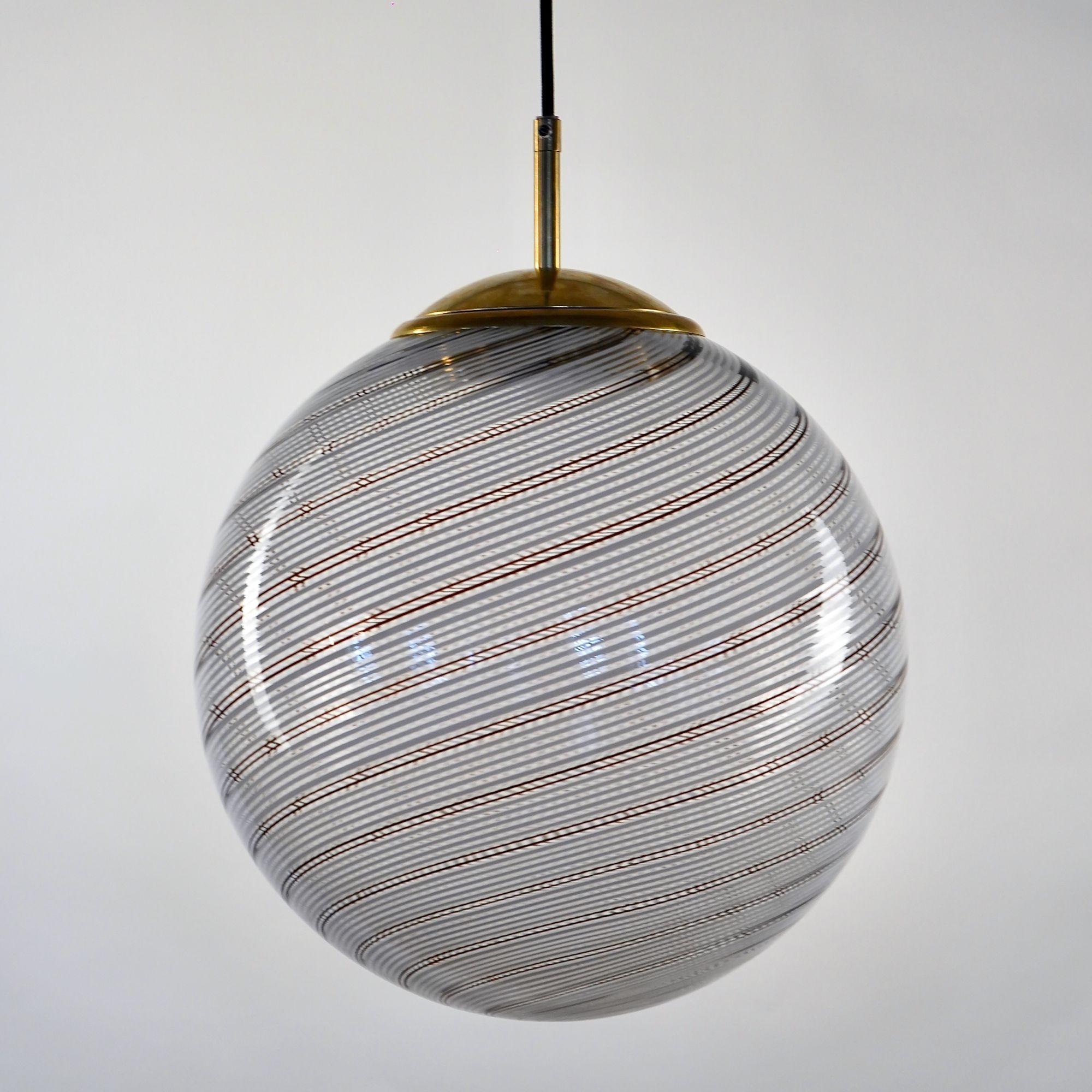 Gaia, sfera in vetro di Murano con 5 sfere bianche e 2 nere di Mezza Filigrana, Piattelli Design in vendita 5