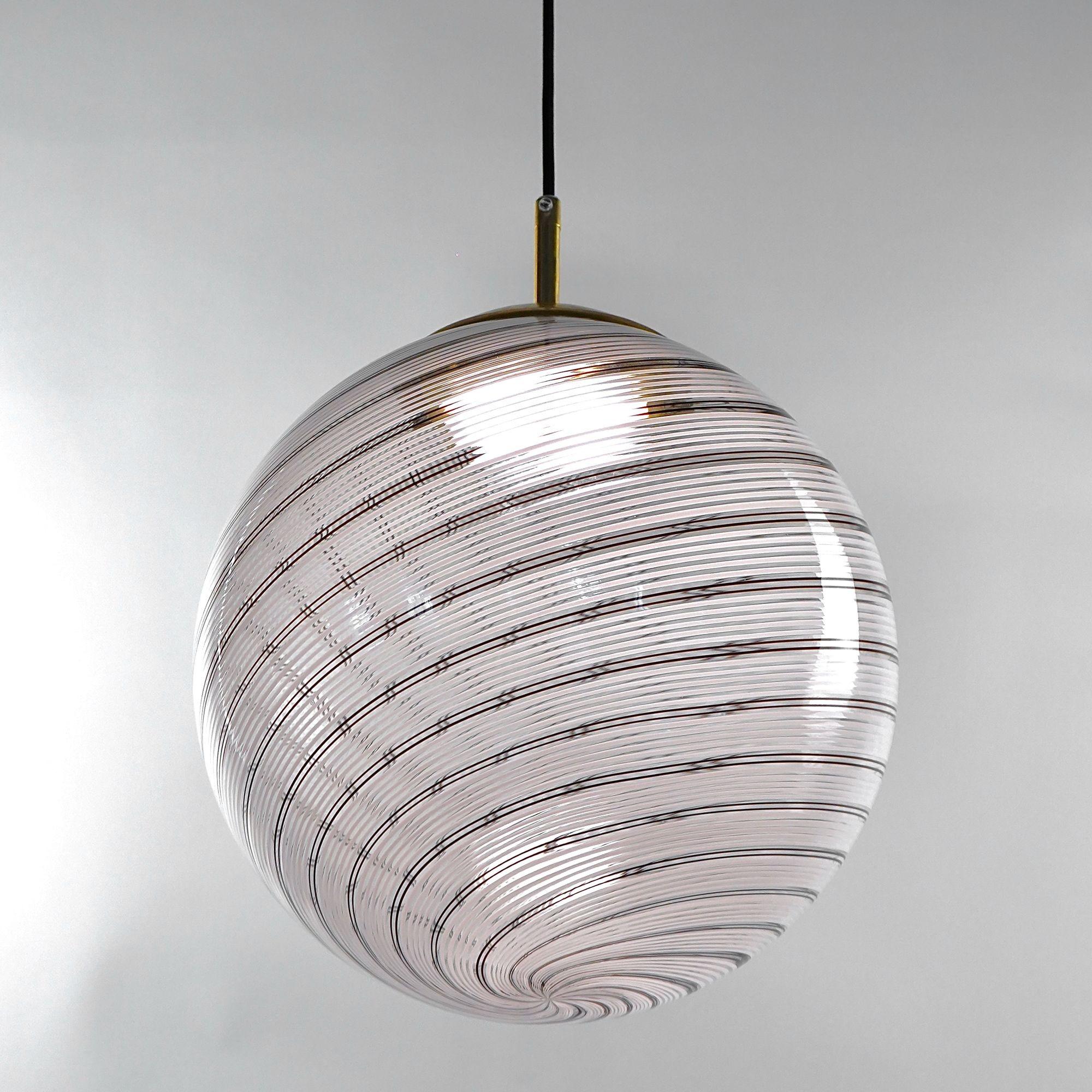 Gaia, sfera in vetro di Murano con 5 sfere bianche e 2 nere di Mezza Filigrana, Piattelli Design in vendita 7