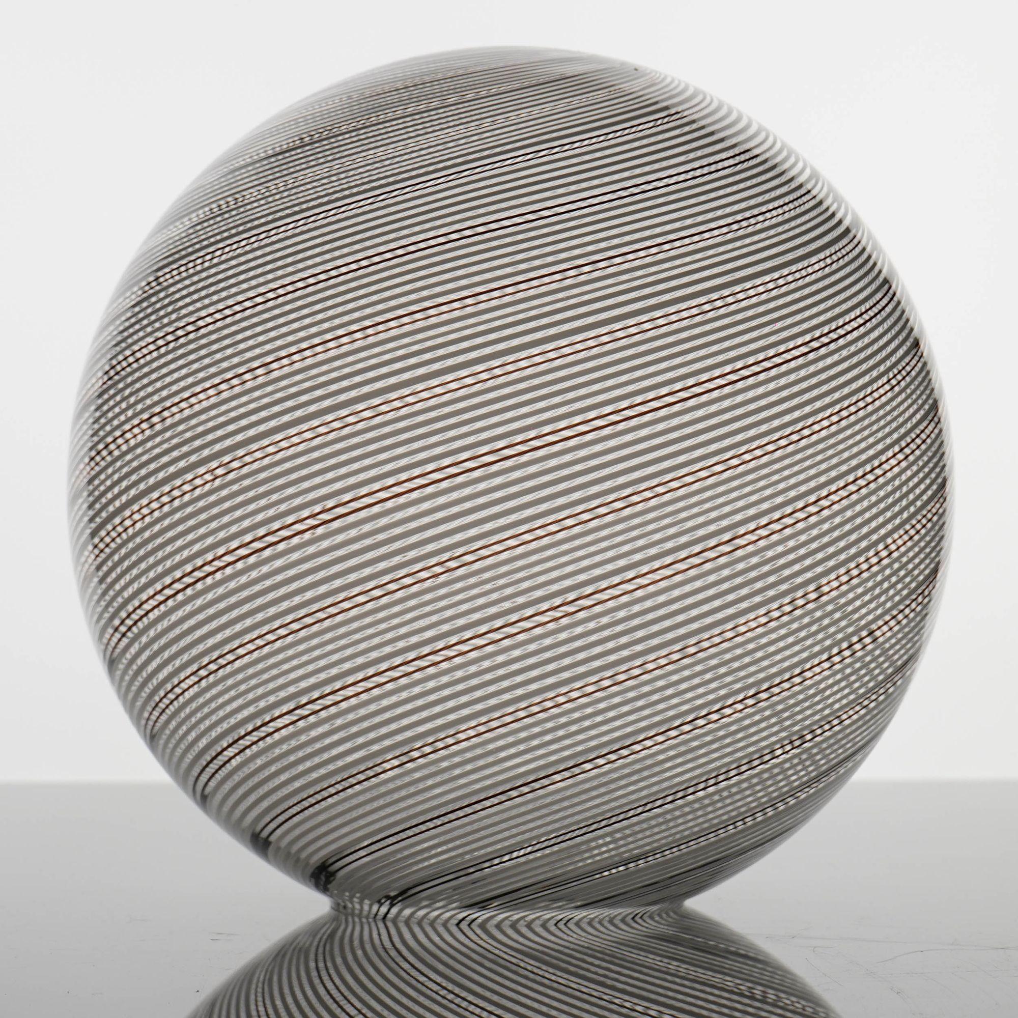 Gaia, sfera in vetro di Murano con 5 sfere bianche e 2 nere di Mezza Filigrana, Piattelli Design in vendita 8